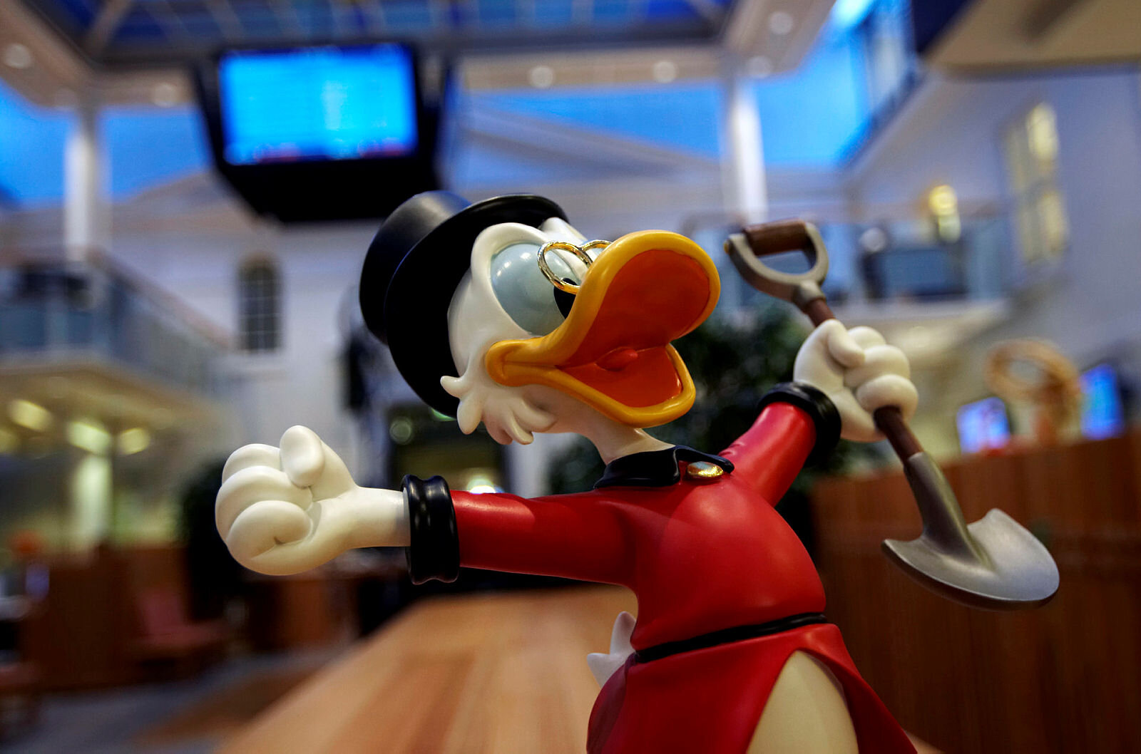 Onkel Skrue med spade og utslåtte armer