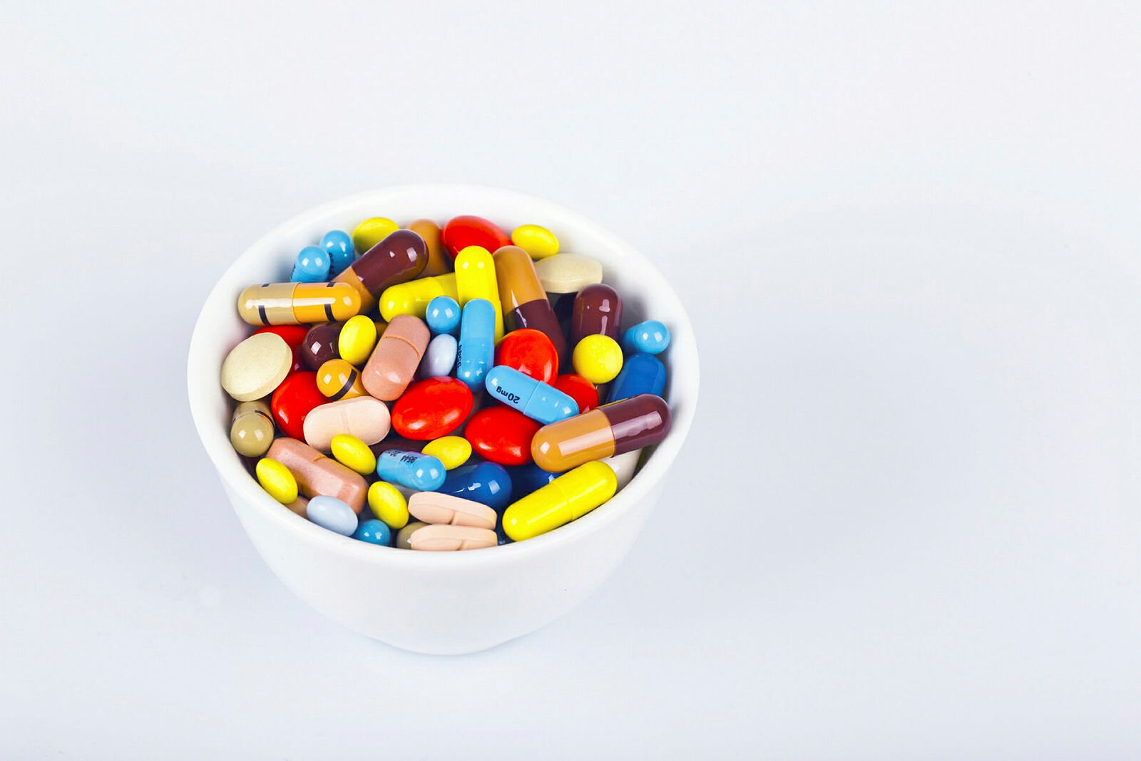 En skål med fargerike medisiner.