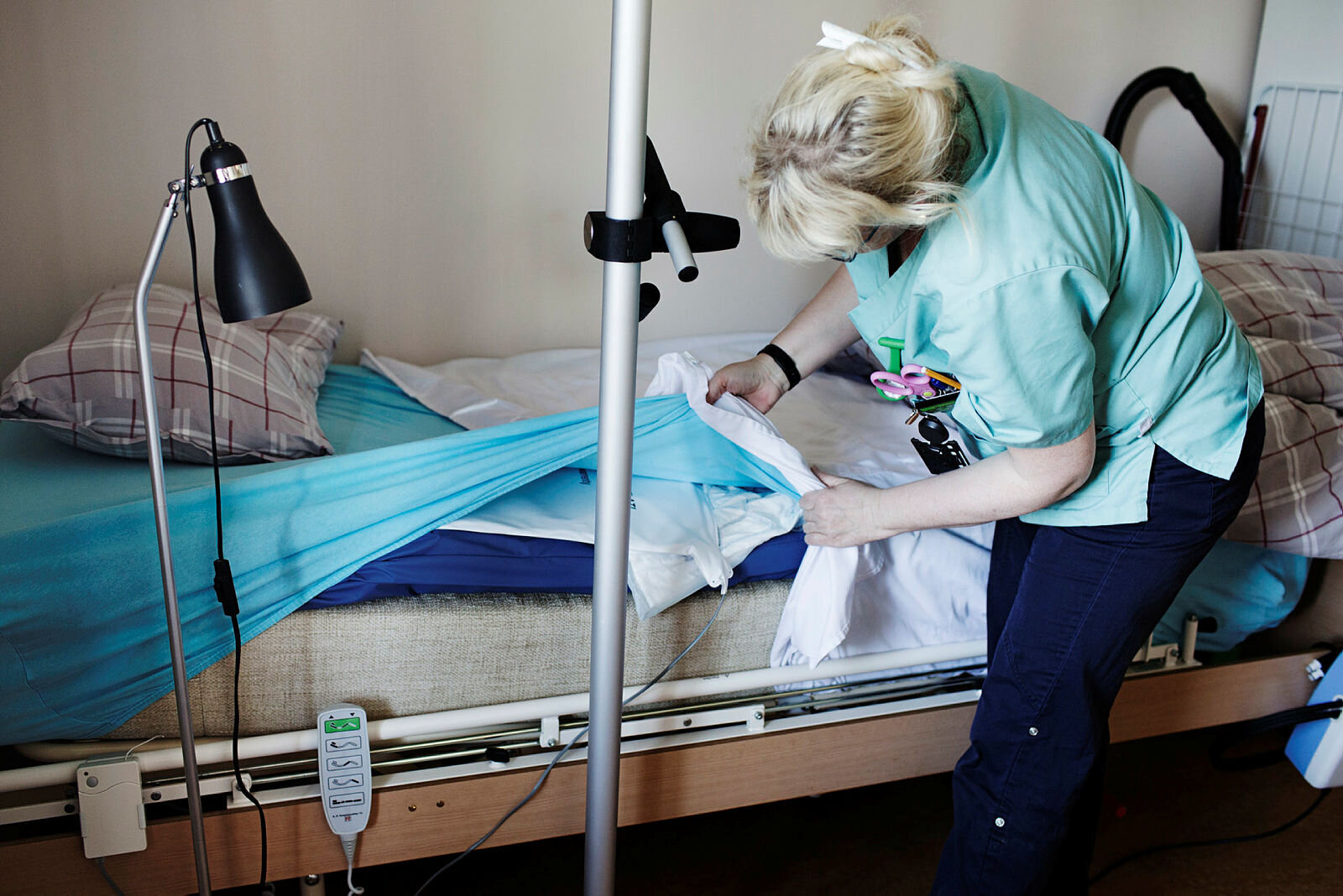 Bildet viser sykepleier i Selbu, Mariann Røset, som skifter sengetøy i en omsorgsbolig.