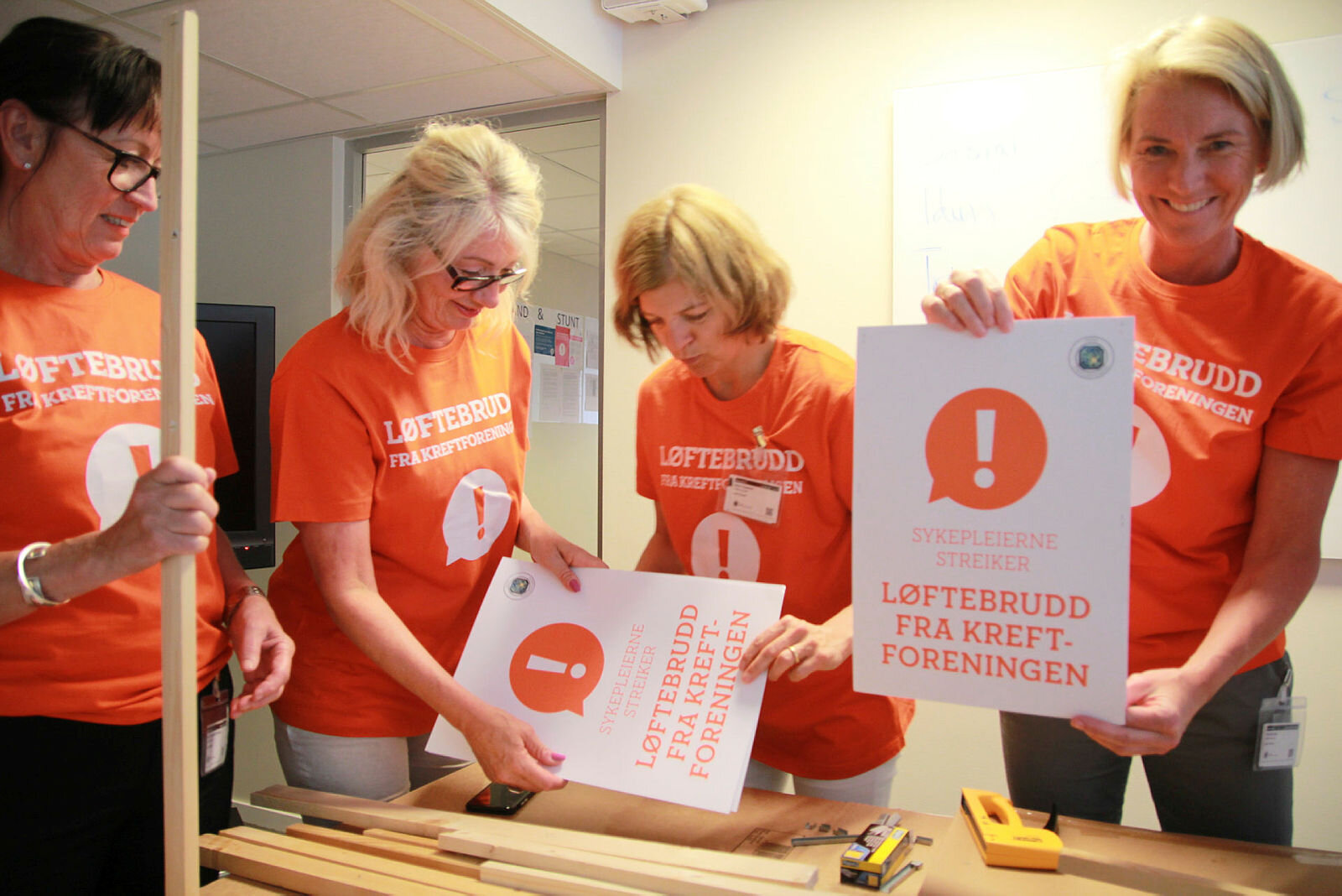 Streikende sykepleiere i Kreftforeningen gjør klar plakater før de skal ut og markere hvorfor de er i streik.