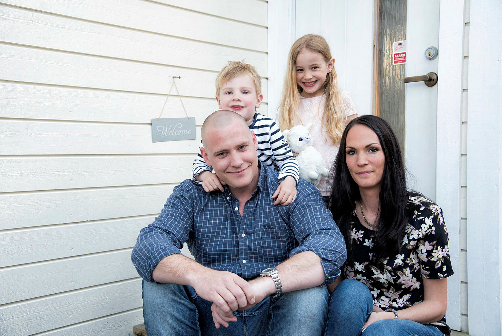 Bildet viser Mikkel og familien hjemme i Akershus.