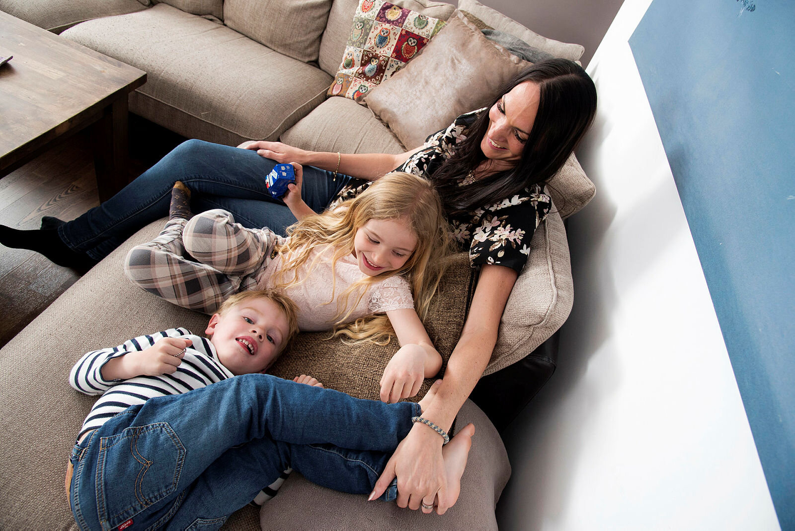 Bildet viser Mikkel og familien hjemme i Akershus.