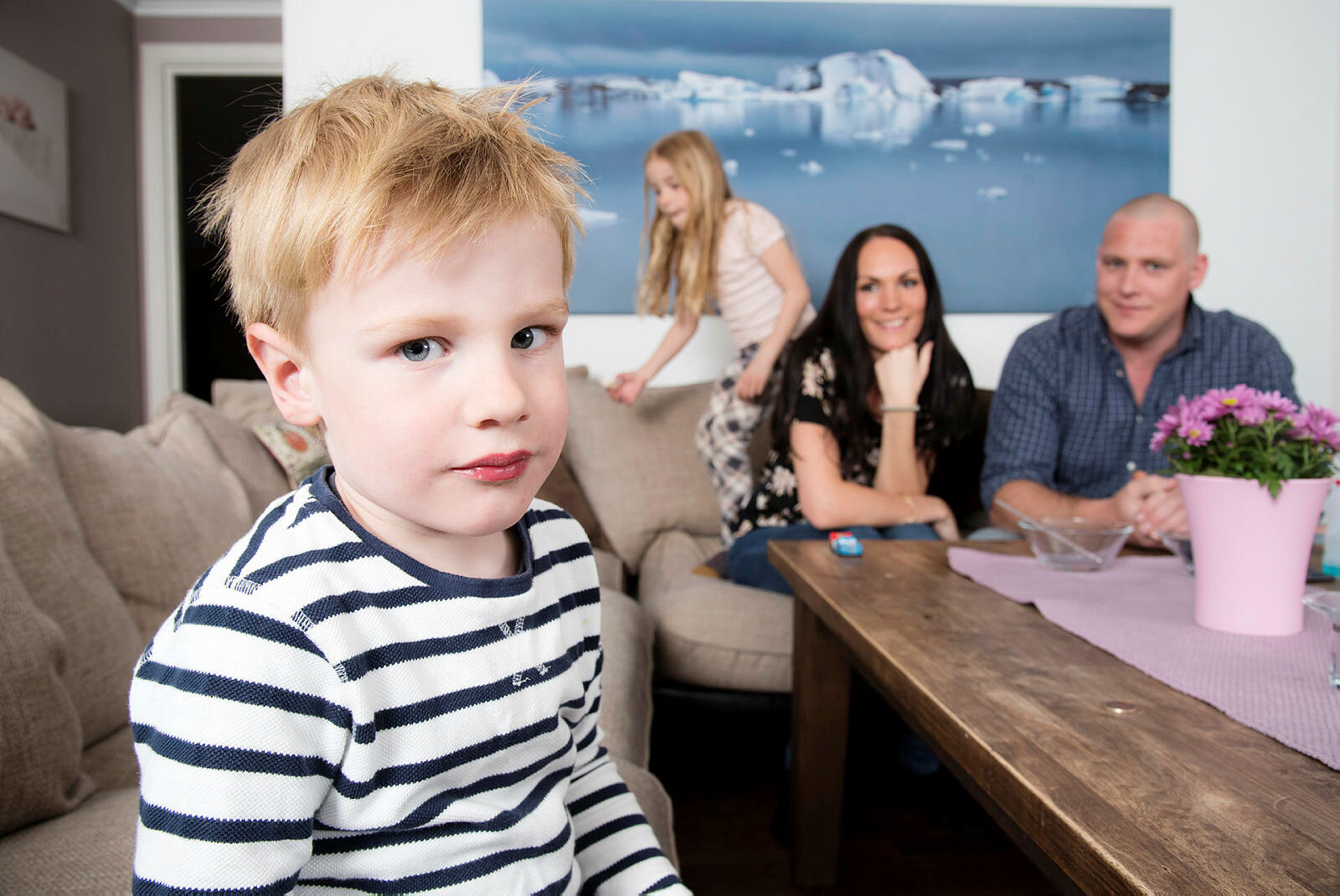 Mikkel fikk blod i mammas mage Bildet viser Mikkel og familien hjemme i Akershus.