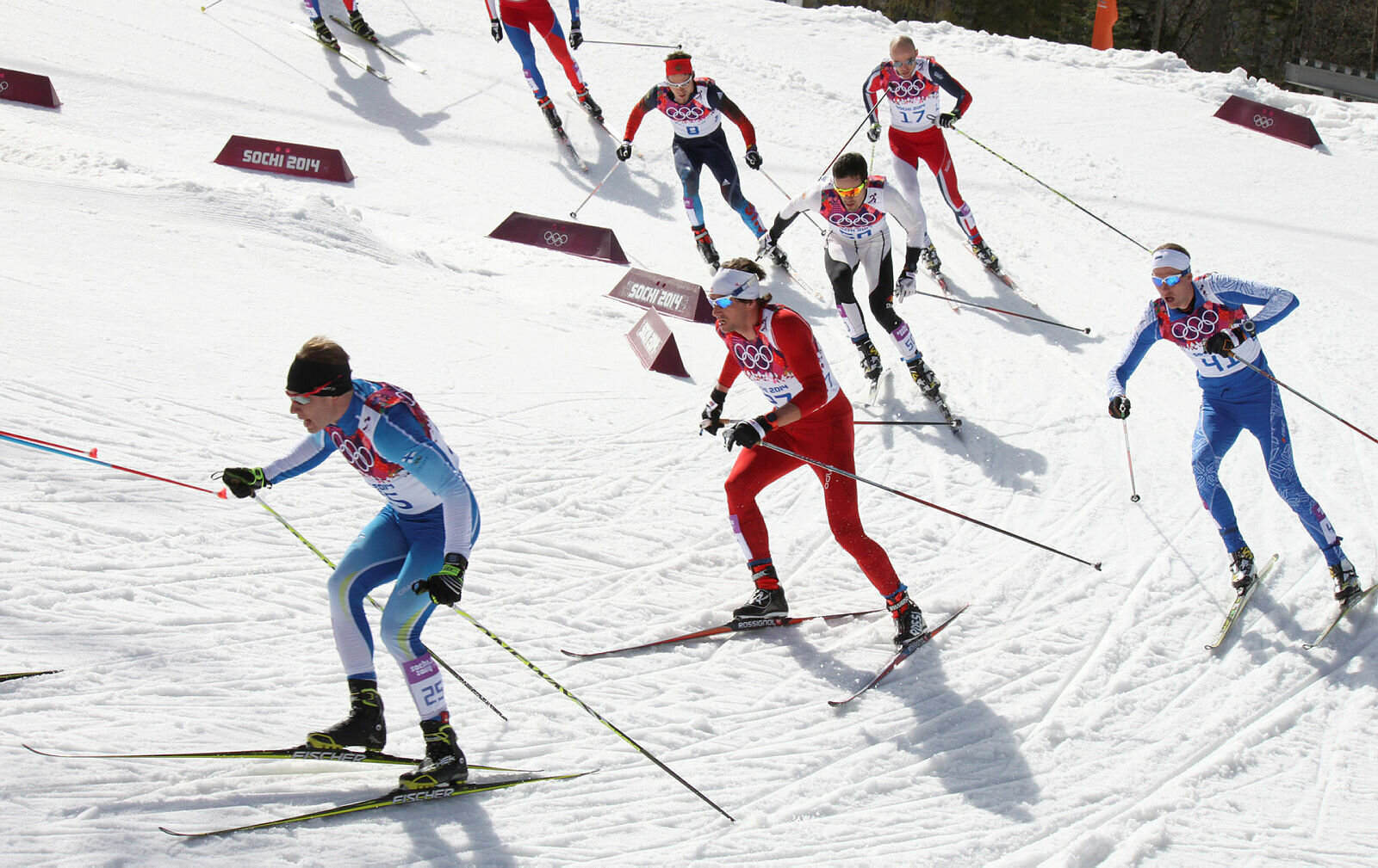 Viser flere langrennsløpere som spurter avgårde