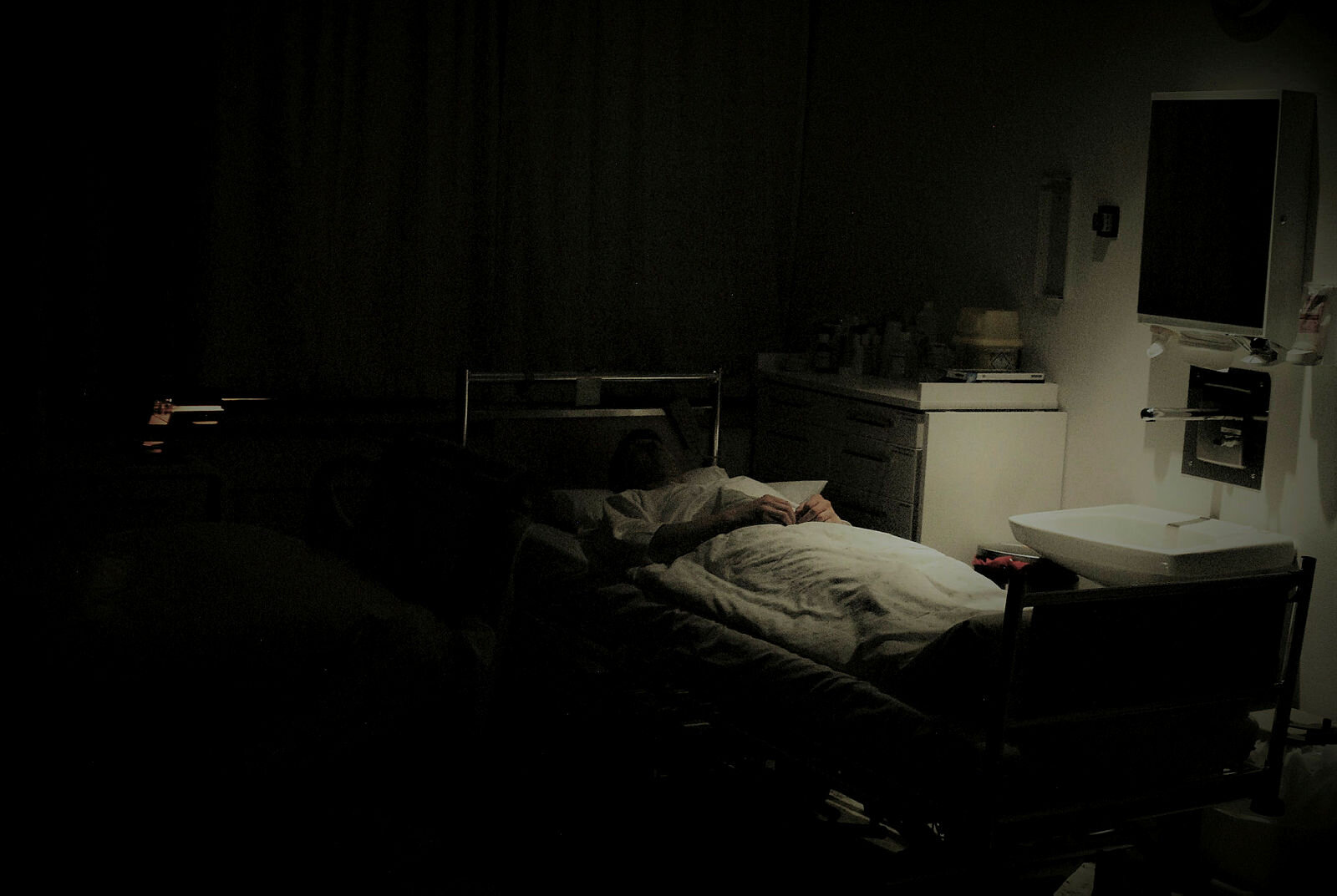 Bildet viser intensvisykepleier Harald Pirolt ved Intensivmedisinsk seksjon KSK, Haukeland, som gjør seg klar for en powernapp på nattvakt.