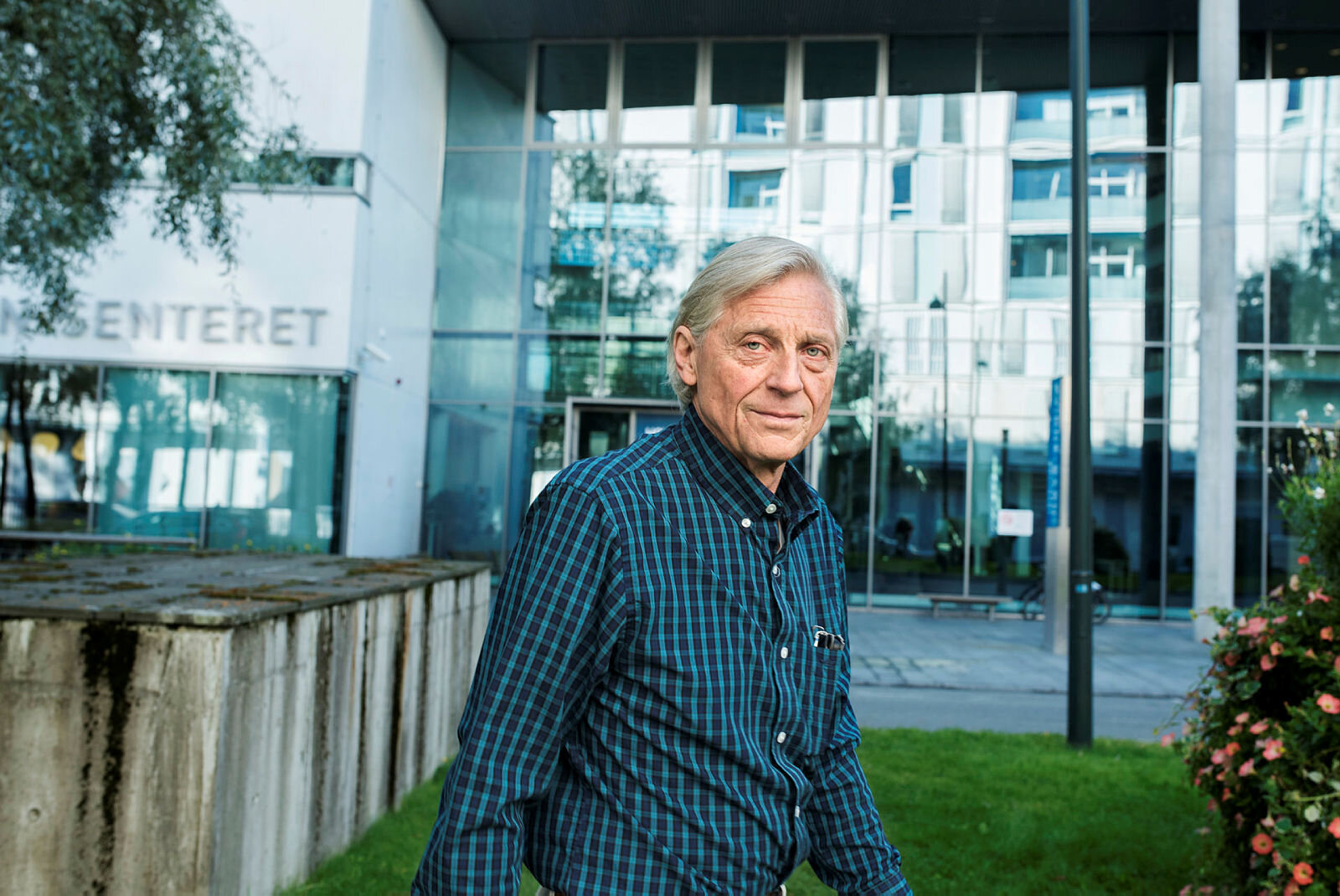 Bildet viser Sturla Eik-Nes utenfor St. Olavs hospital.