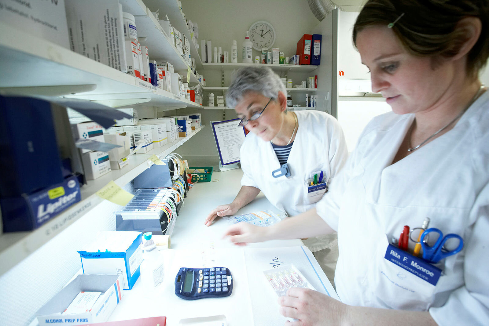 Sykepleier Anne Nilsen og Rita Monroe forbereder medisiner  på Moss sykehus.