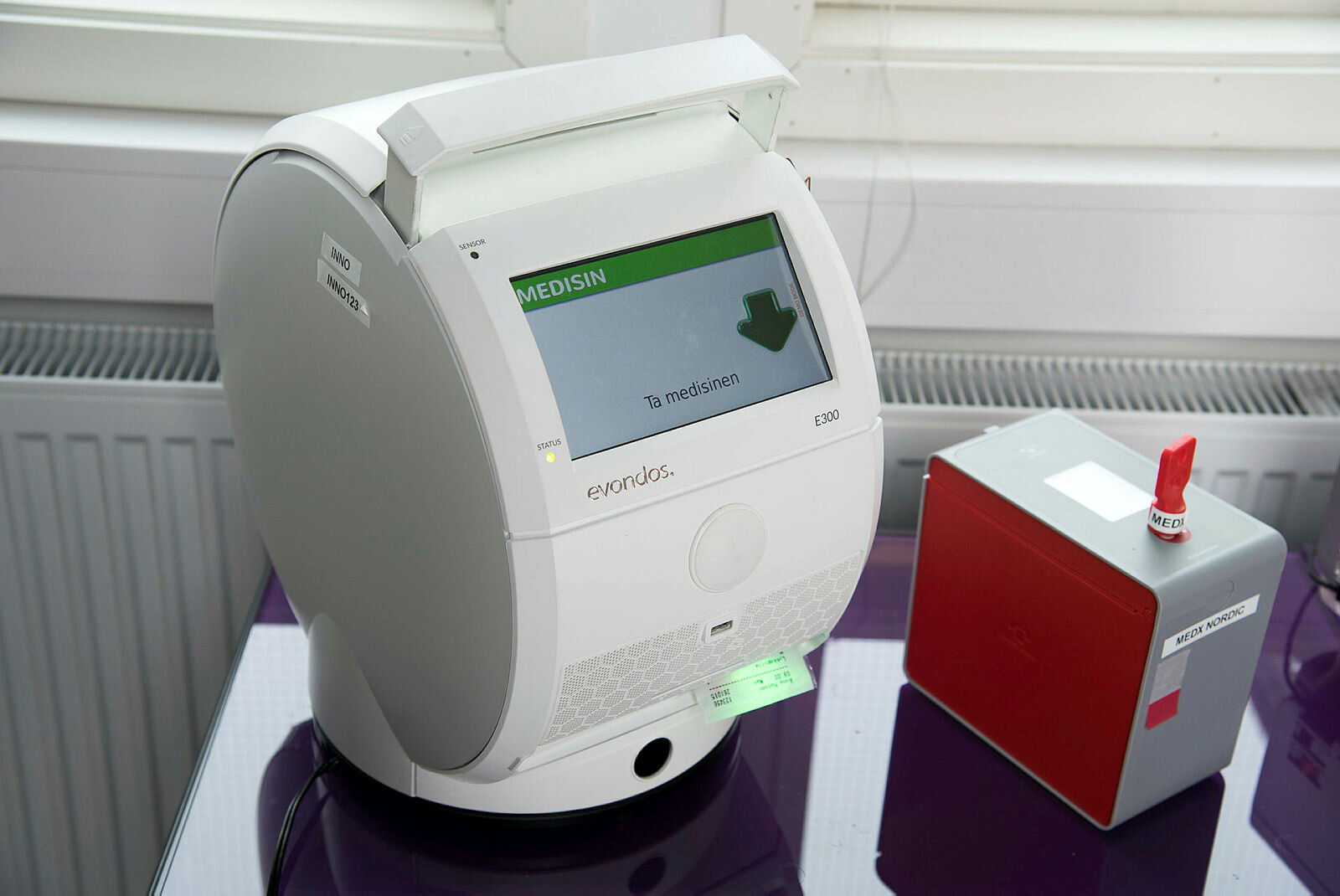 Medisindispensere fra Innovatoriet på Høgskolen i Sørøst-Norge.