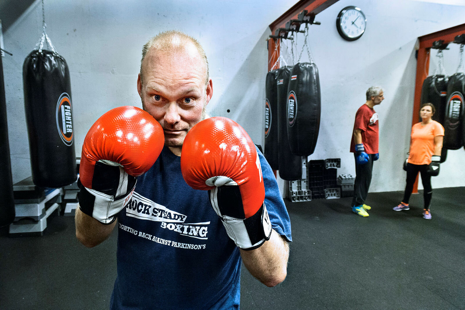 Henning Bruun, sykepleier, har Parkinsons sykdom. Han bokser for å holde seg i form.