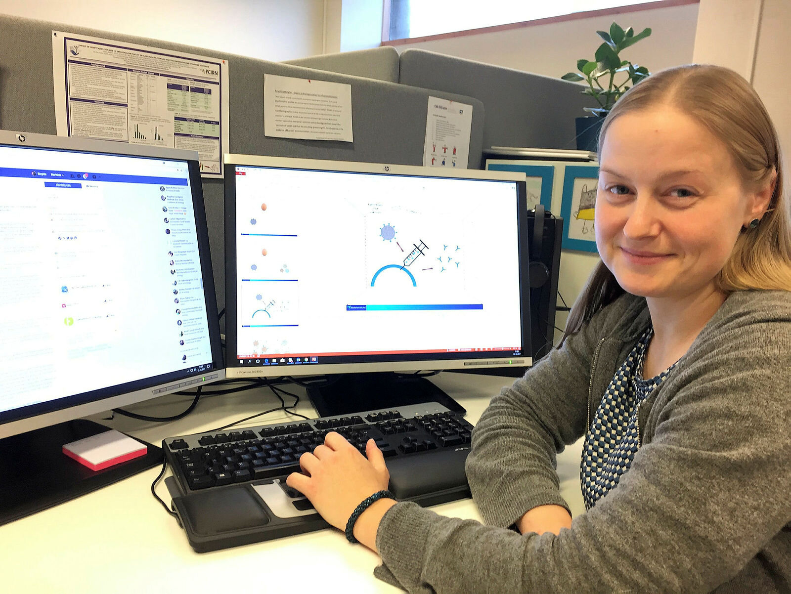 Bildet viser Birgitte Klüwer som sitter foran en datamaskin der skjermbildet viser illustrasjoner på influensavaksine.