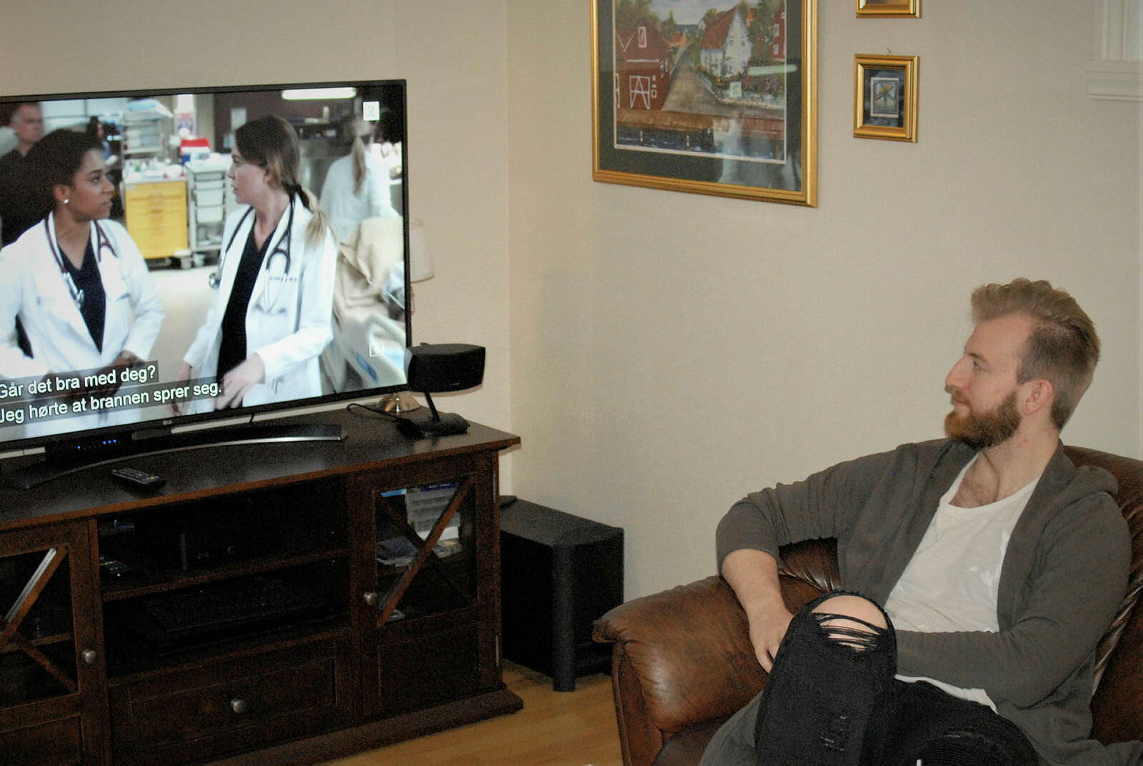 Sykepleier og tv-titter Josten Jørgensen i sofaen foran en episode av "Grey's Anatomy".