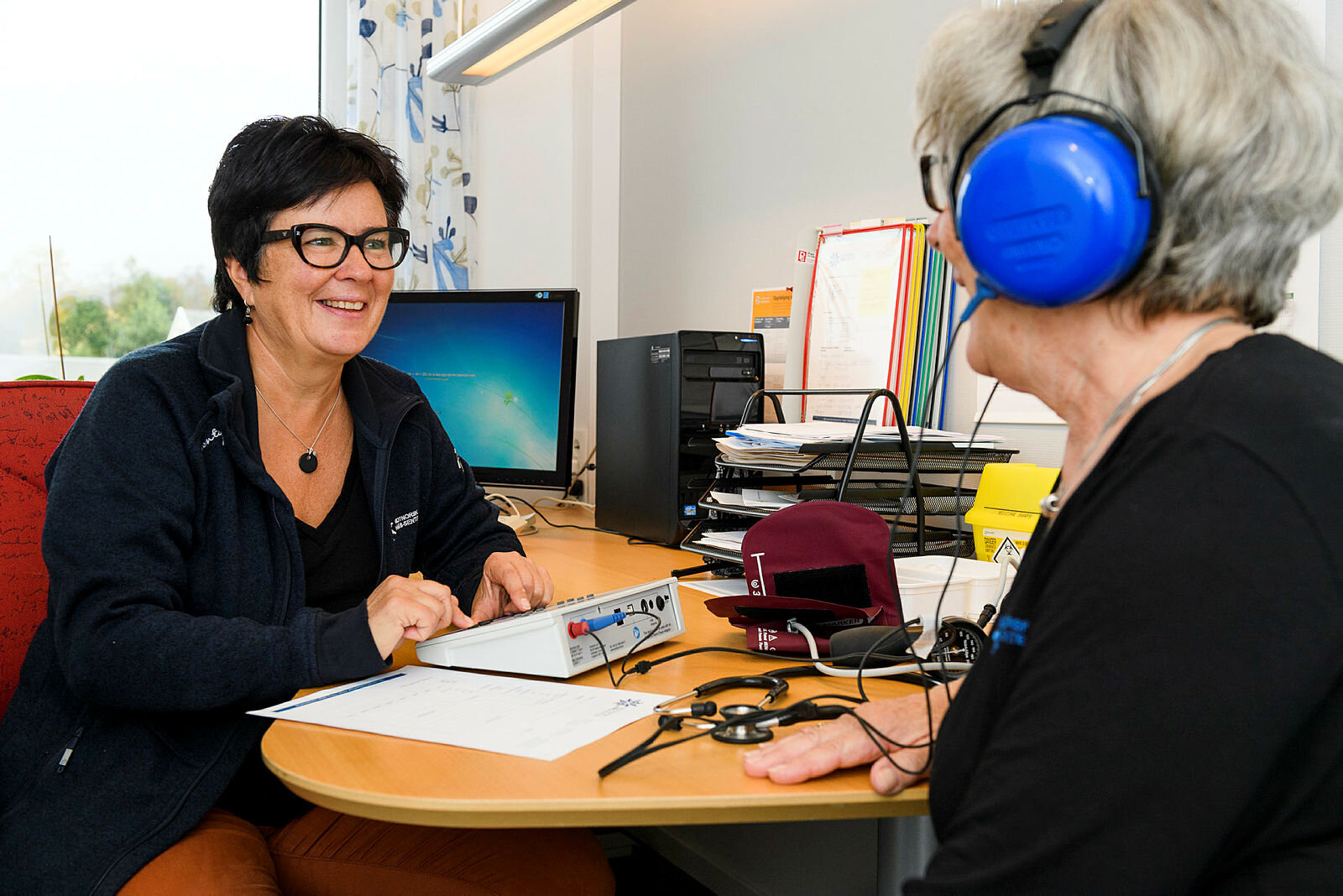 Bildet viser sykepleier Siri Vullum utføre hørselstest