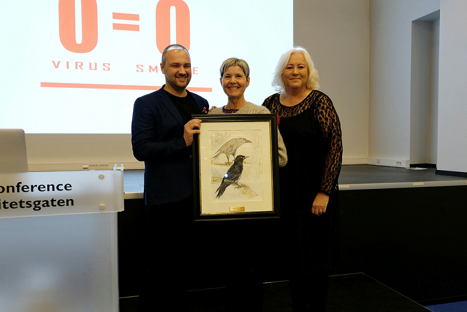 Infeksjonssykepleier Ingrid Slørdal (midten) ved St. Olavs Hospital i Trondheim mottar Plussprisen 2017, flankert av styreleder Leif-Ove Hansen og generalsekretær Anne-Karin Kolstad i HivNorge.