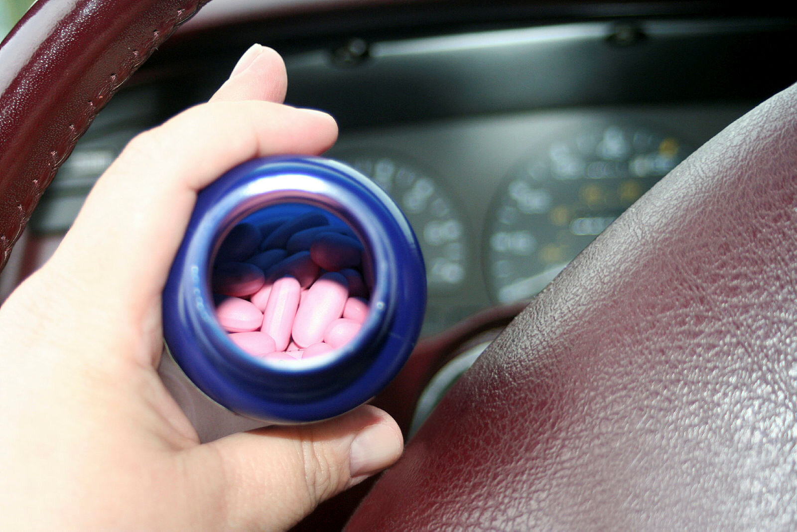 Bildet viser sjåfør med pilleglass