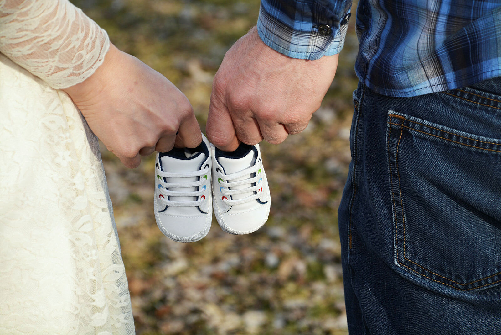 mann og kvinne holder et par babysko mellom seg