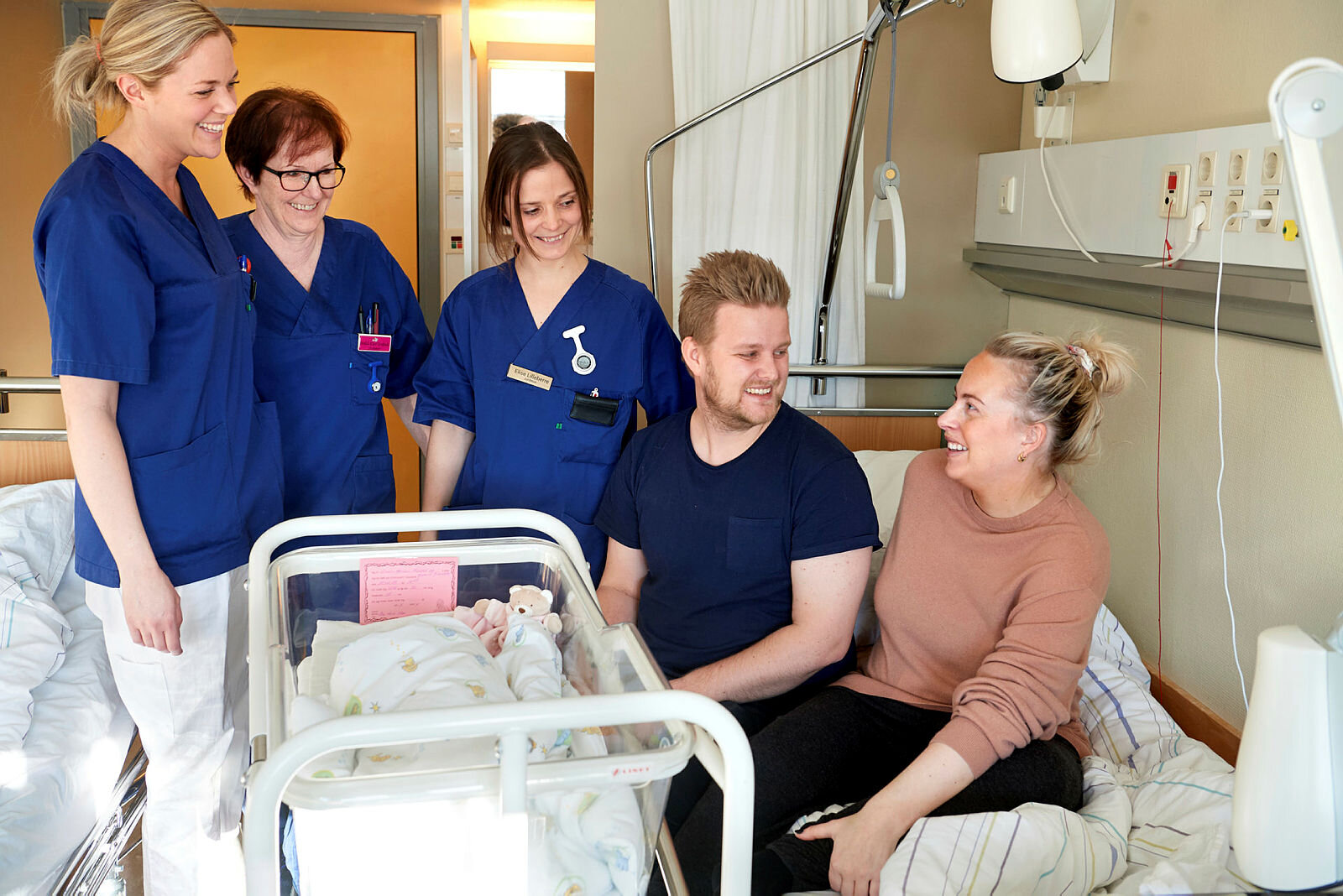 Bildet viser jordmødrene Ingri Himo, Bodil Urstad og Elise Lilleberre sammen med Anders Brøndbo og Emilie Hansen Meidal og datteren Elen.