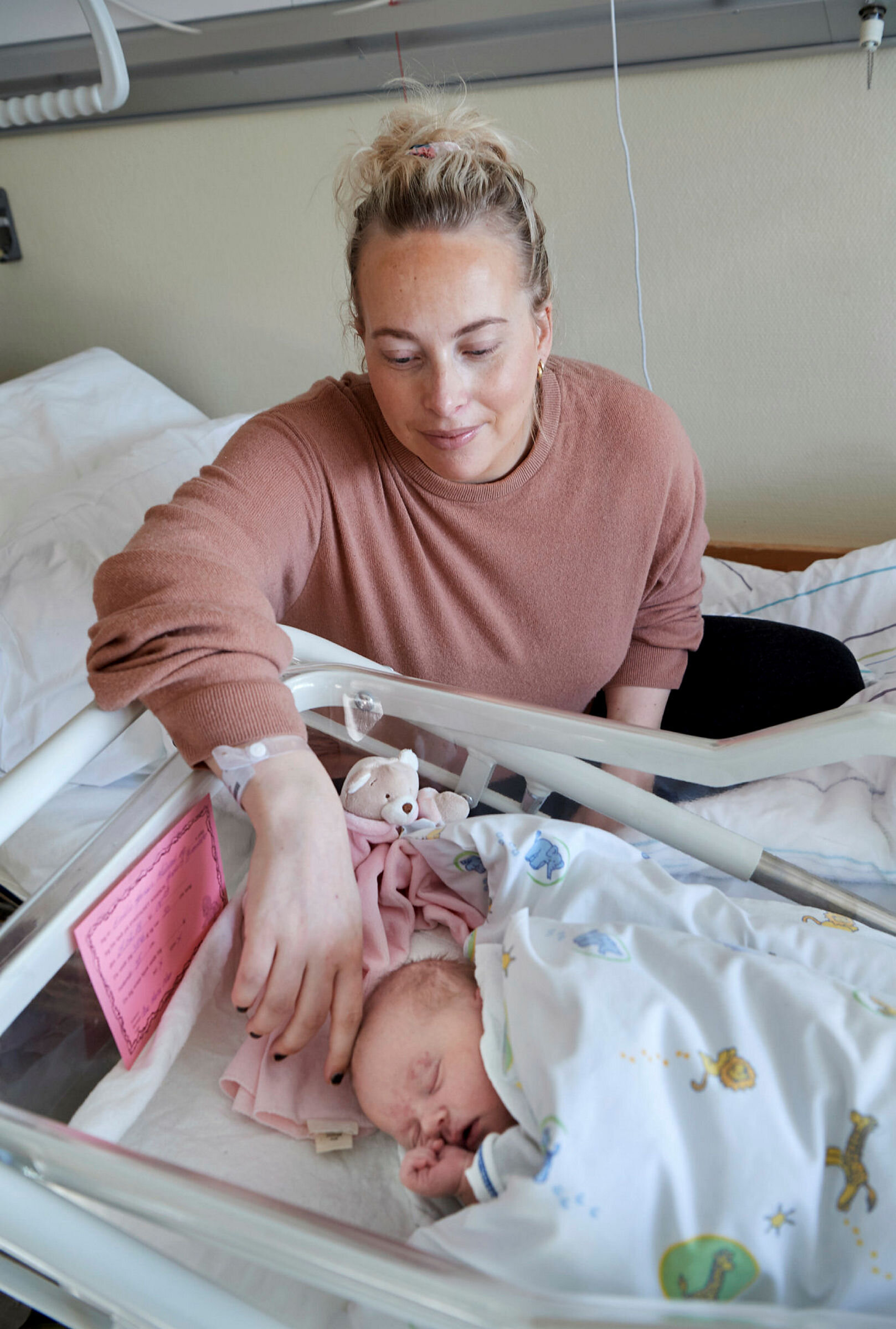 Bildet viser Emilie Hansen Meidal med Elen.