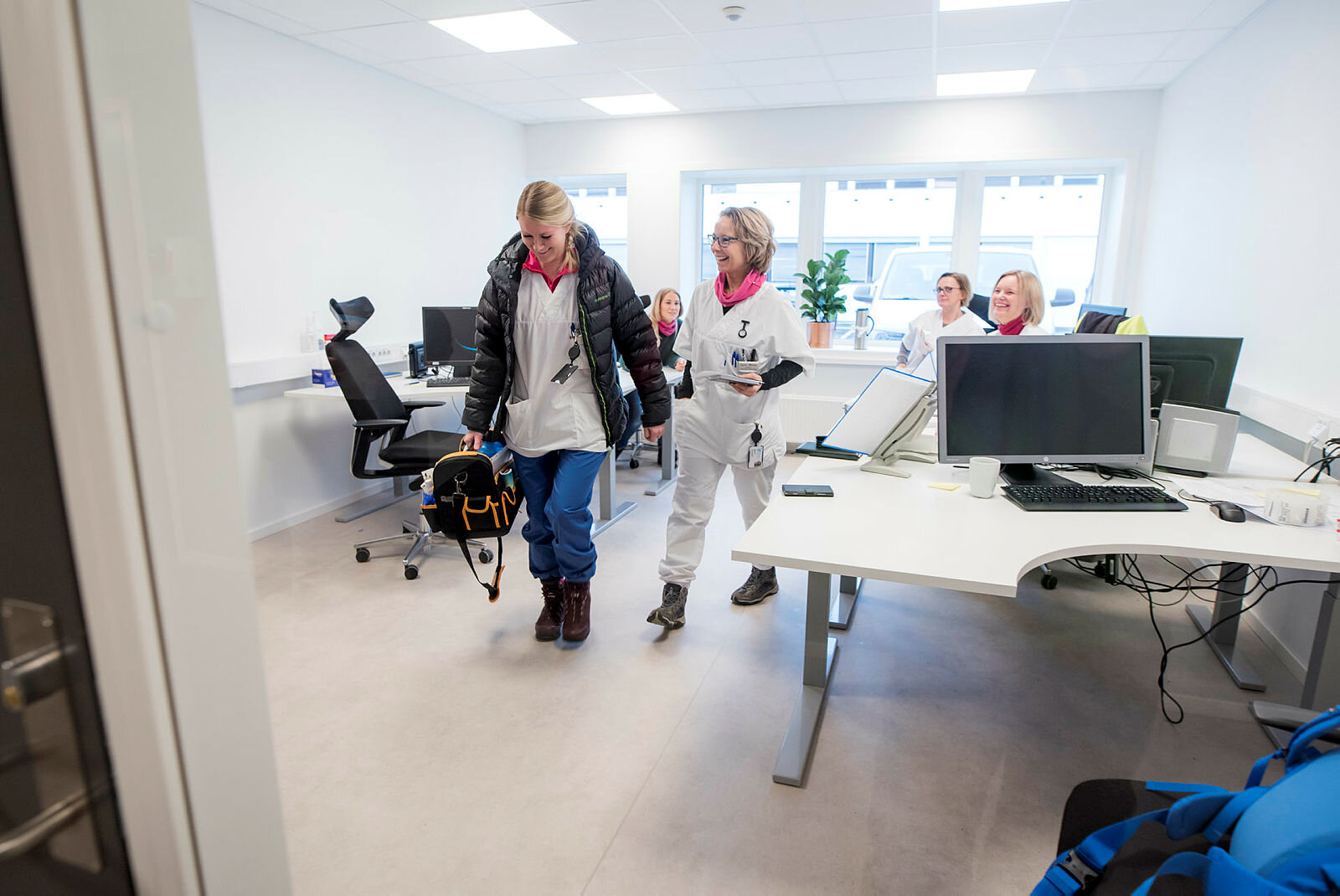 UT PÅ JOBB: Hanne Myrum (til venstre) er på vei ut til pasient. Bak i lokalet xxxx, xxxxxxxx, Gitte Innsatsteam i Færder kommune