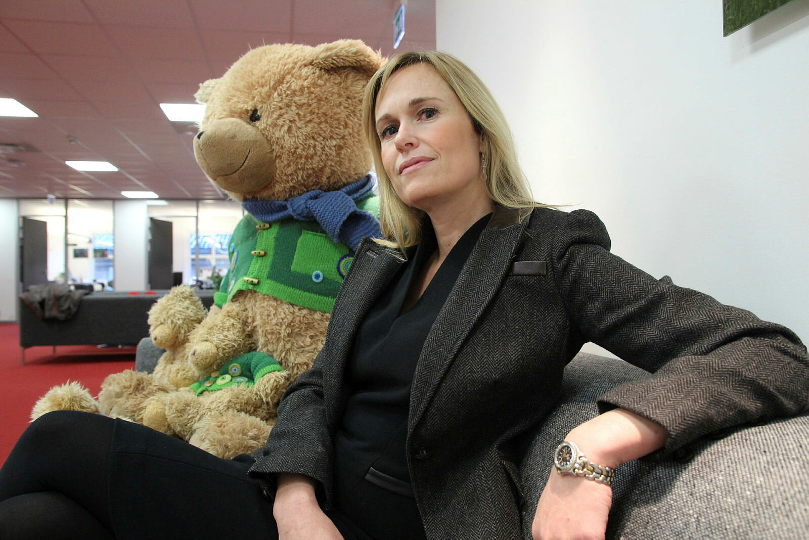 Barneombud Anne Lindboe sammen med en stor bamse.