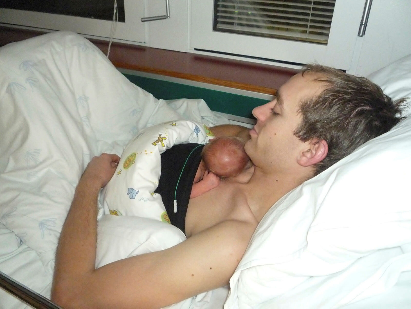 Nyfødt barn ligger på fars bryst på Intensivavdelingen for nyfødte ved Sykehuset Innlandet i Elverum.