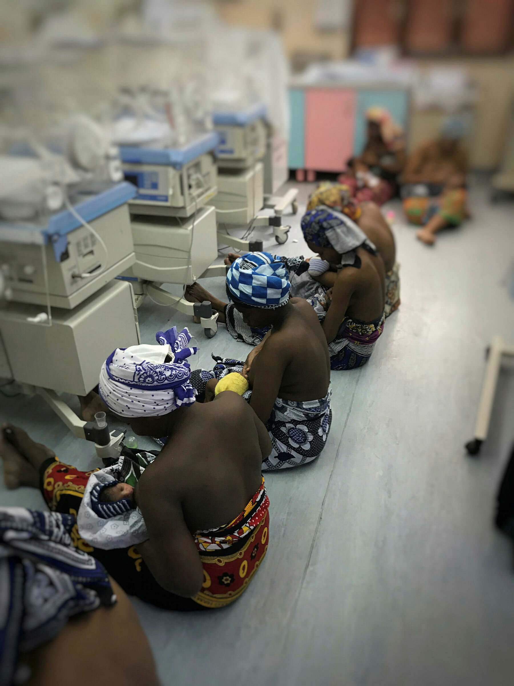 Ammende mødre på Zanzibar