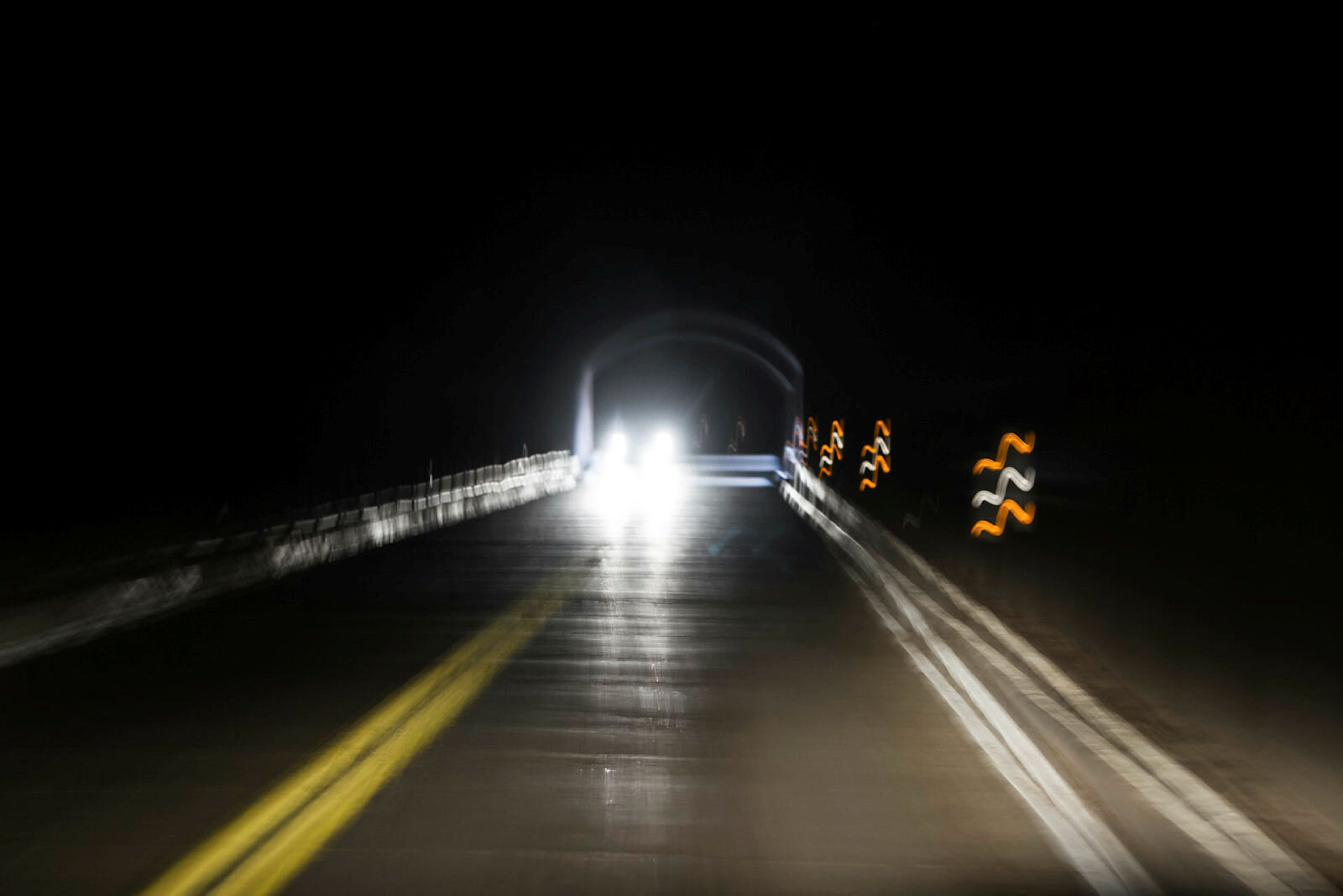 Bildet viser utsynet fra en bil hos noen som kjører i påvirket tilstand