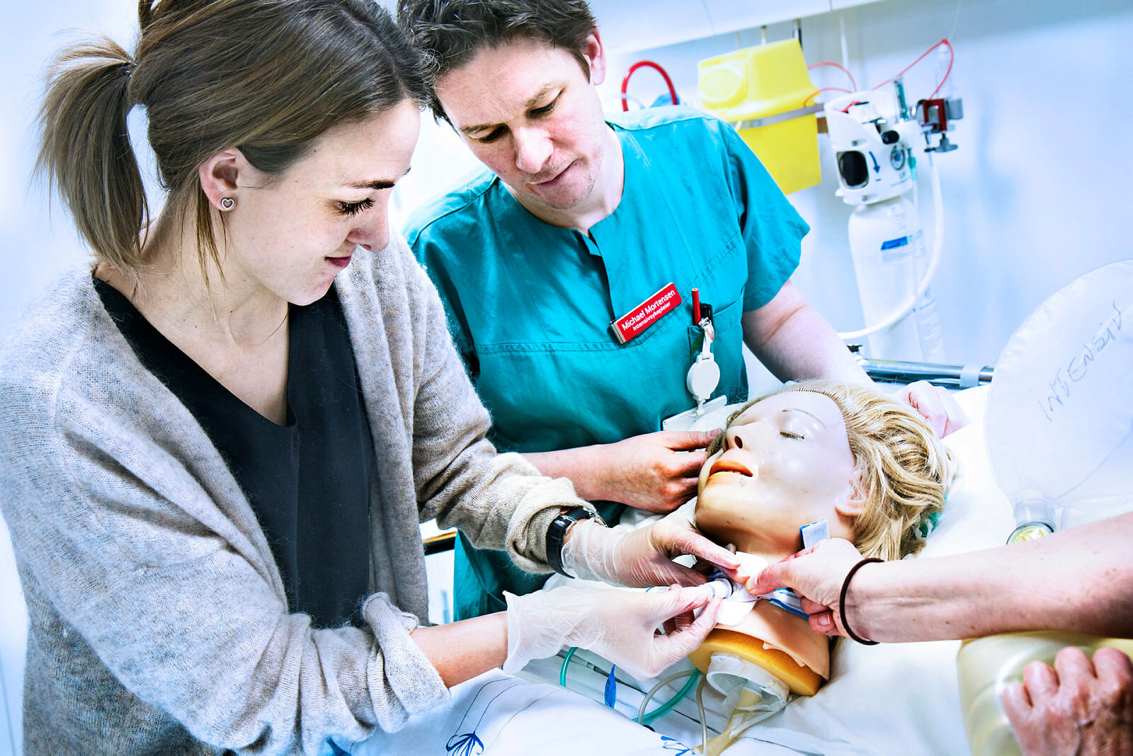 Simulering: Sykepleierne gjør seg kjent med trakeostopi Bildet viser sykepleiere som øver på trakeostomi på en simuleringsdukke.