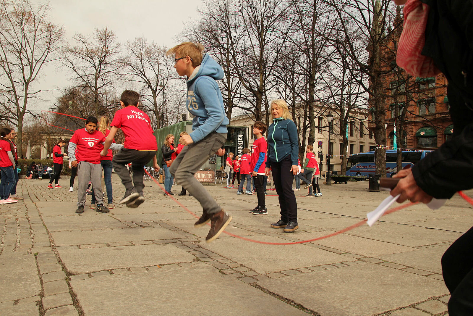 Barn som hopper med tau i Spikersuppa i Oslo