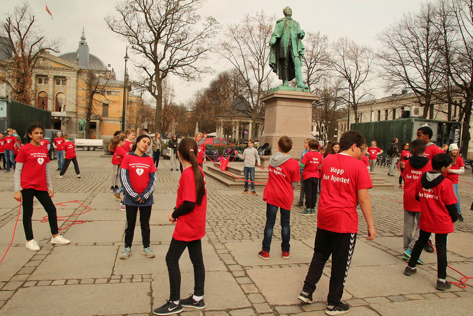 Barn samlet i Spikersuppa for å lansere konkuransen "hopp for hjertet".