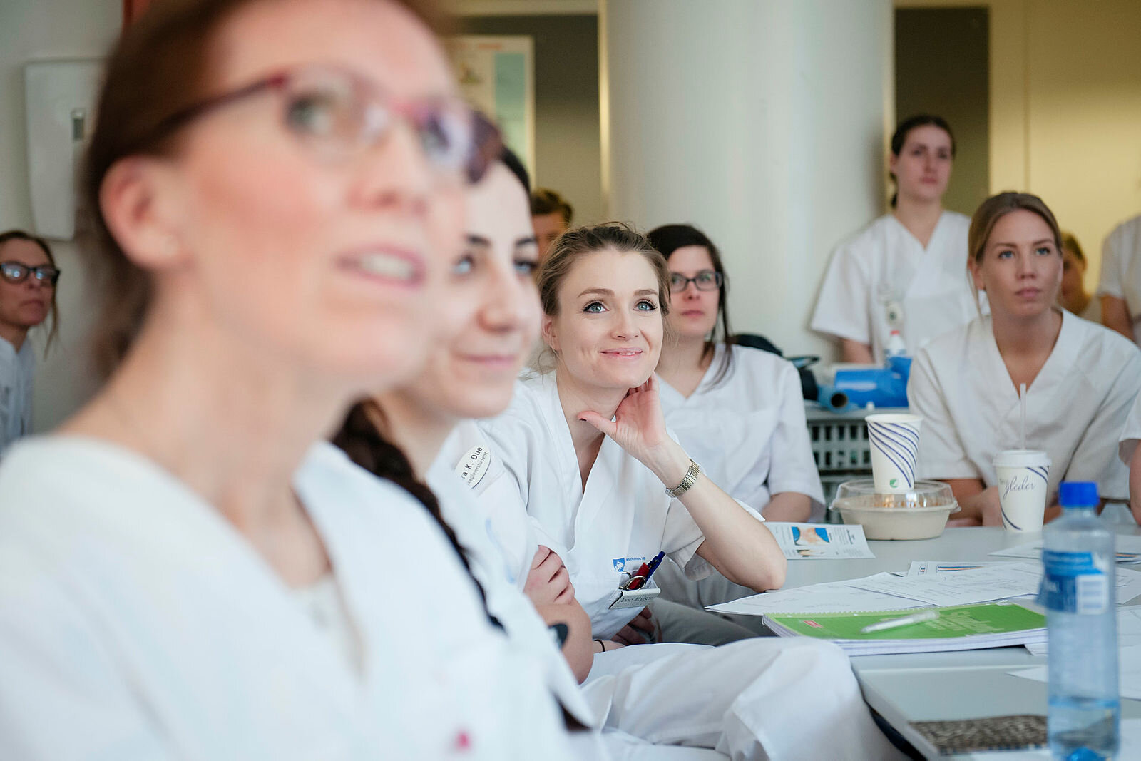 Bildet viser sykepleierstudenter i en undervisningssituasjon