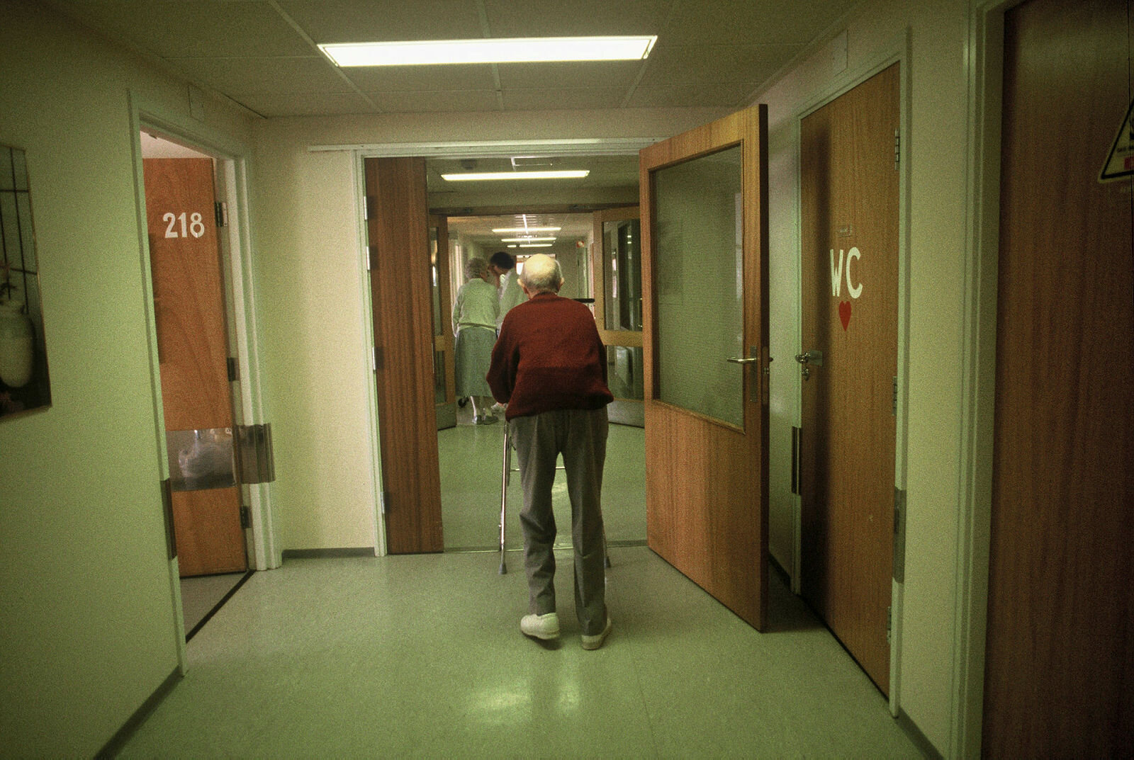 Eldre mann i sykehjemskorridor