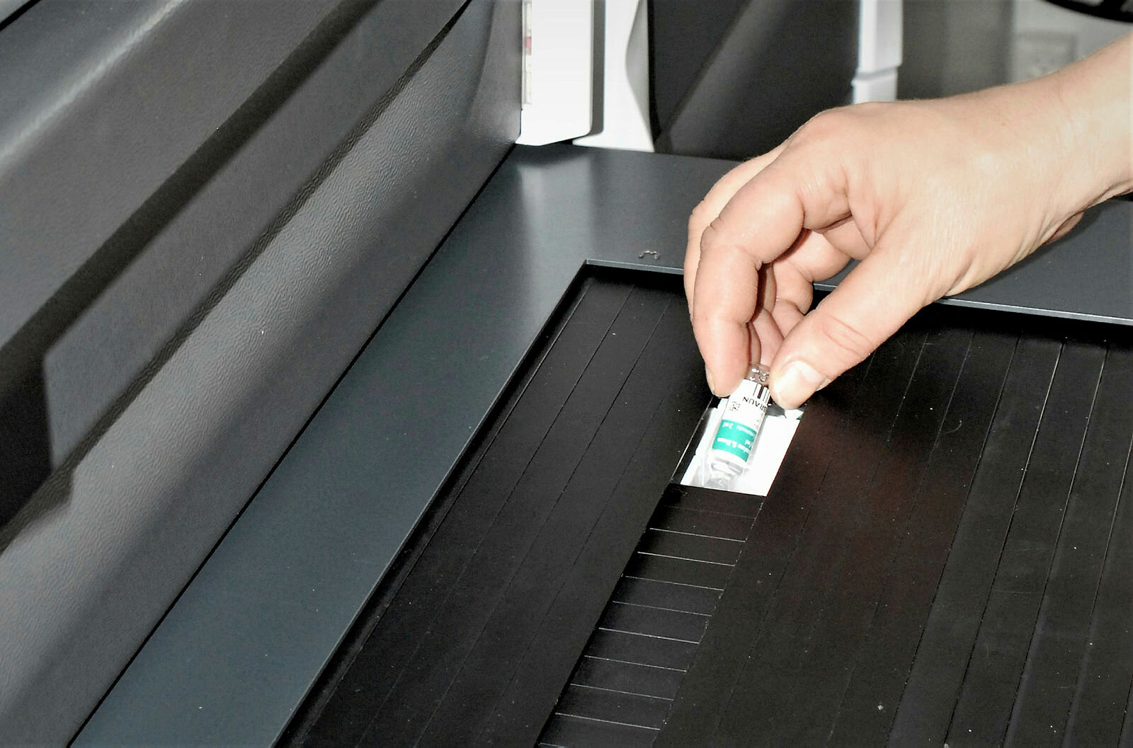 Nærbilde av ampulle som hentes fra elektronisk medisinskap, Strømsø, Drammen