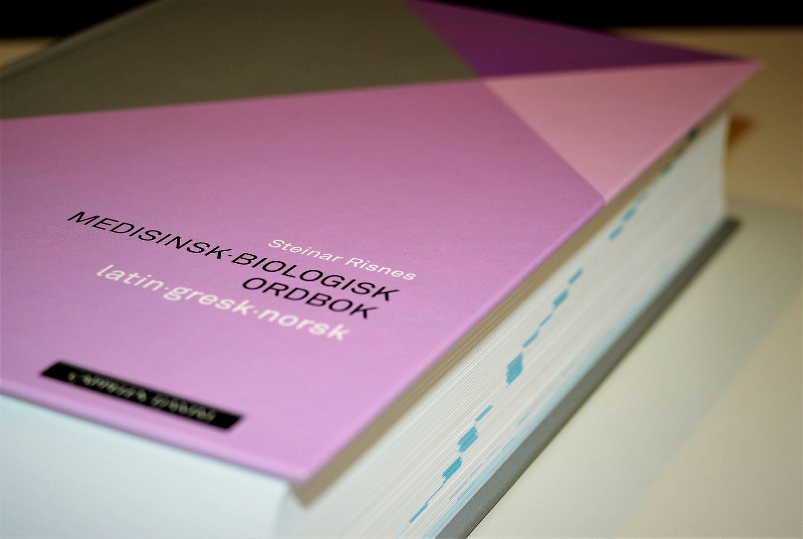 Forsiden av "Medisinsk-biologisk ordbok - latin-gresk-norsk" av Steinar Risnes, Cappelen Damm 2018.