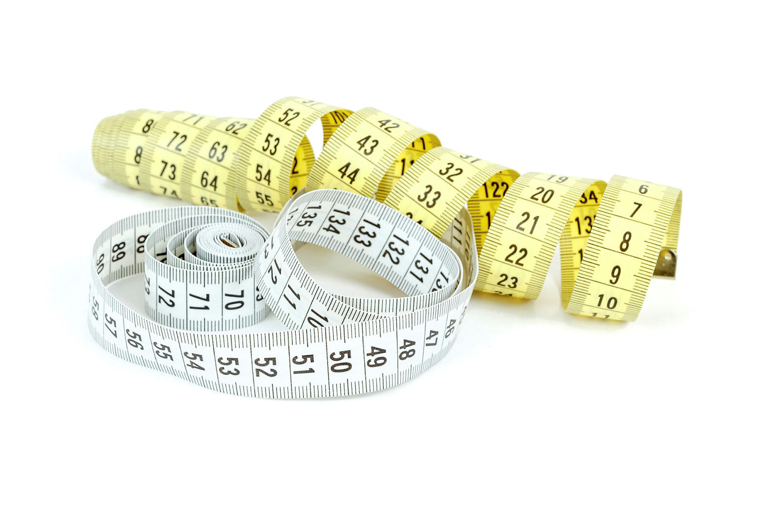 Bildet viser et gult og et hvitt målebånd.
