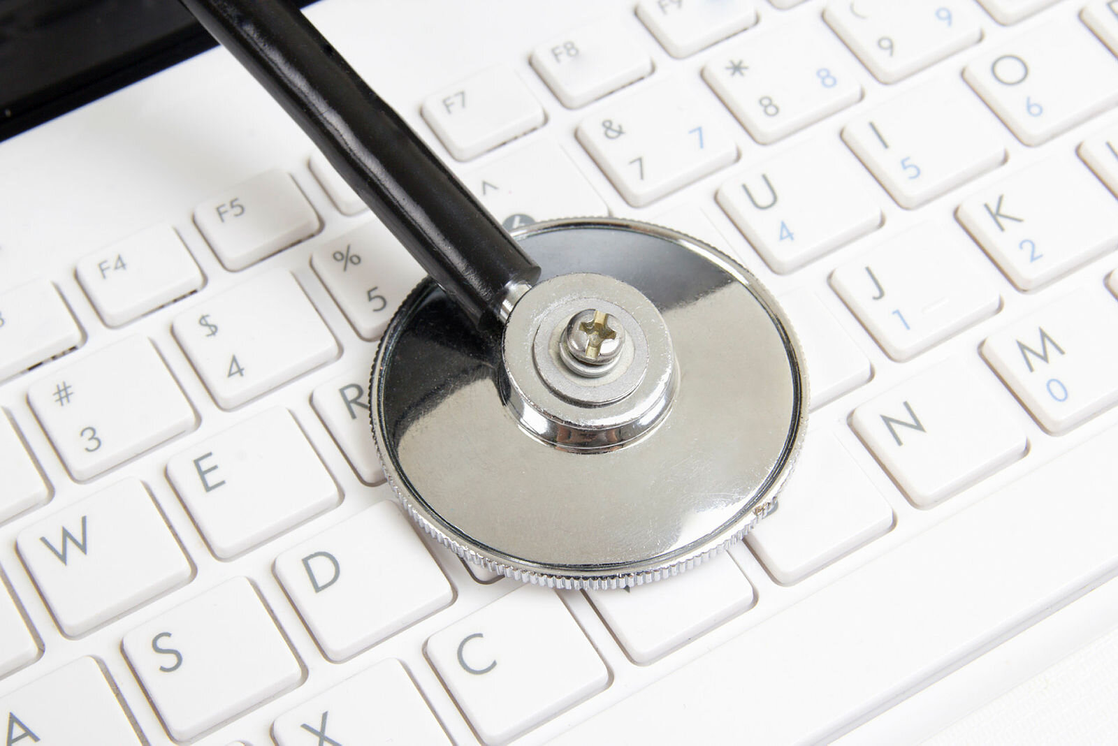stetoskop på tastatur