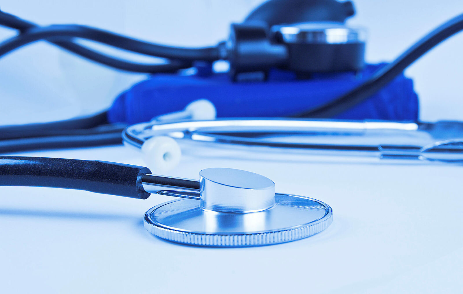 Bildet viser et stetoskop og medisinsk utstyr.
