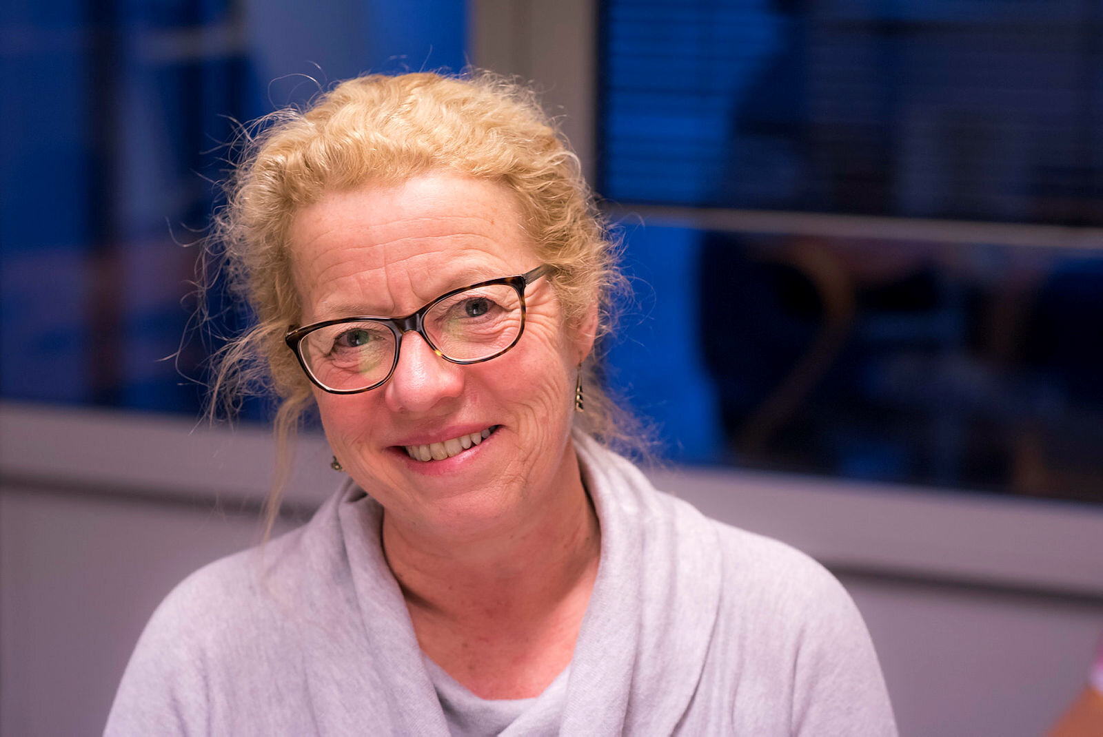 Reportasjebilder fra dyreassistert terpi på CatoSenteret i Son, med kongepuddelen Mattis (7), pasient Keira (11) og sykepleier og dyreassistert terapeut Bitte Schou.