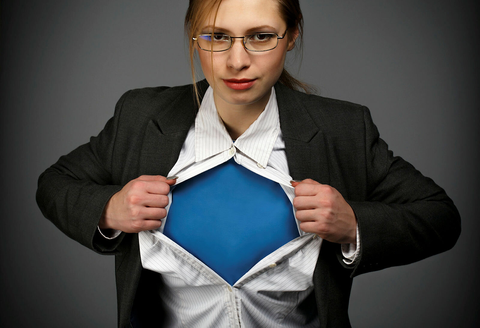 Bildet viser en ung kvinne som forvandles til en superhelt