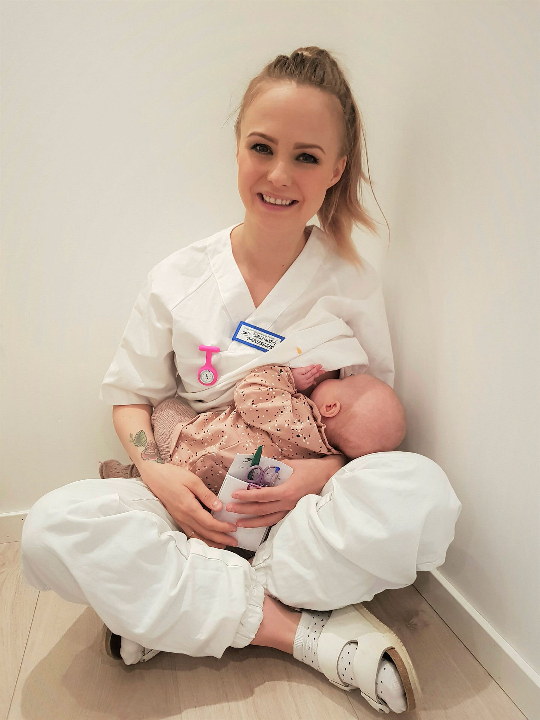 Portrett av sykepleierstudent Camilla Fors-Falkeng som ammer datteren Wilma.
