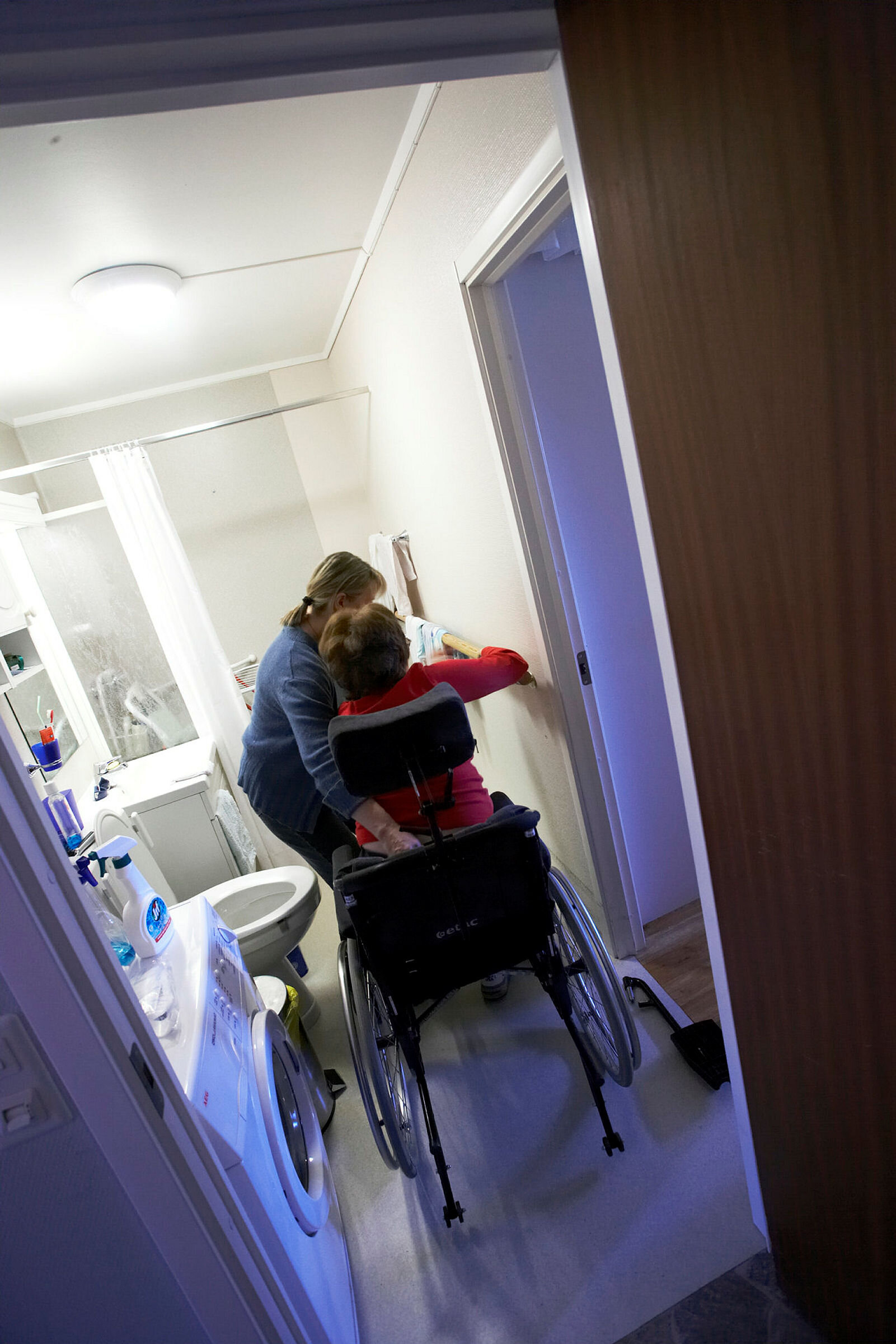 Sykepleier Ragna Marie Haugland hjelper MS-pasient Bente Holand Berg.