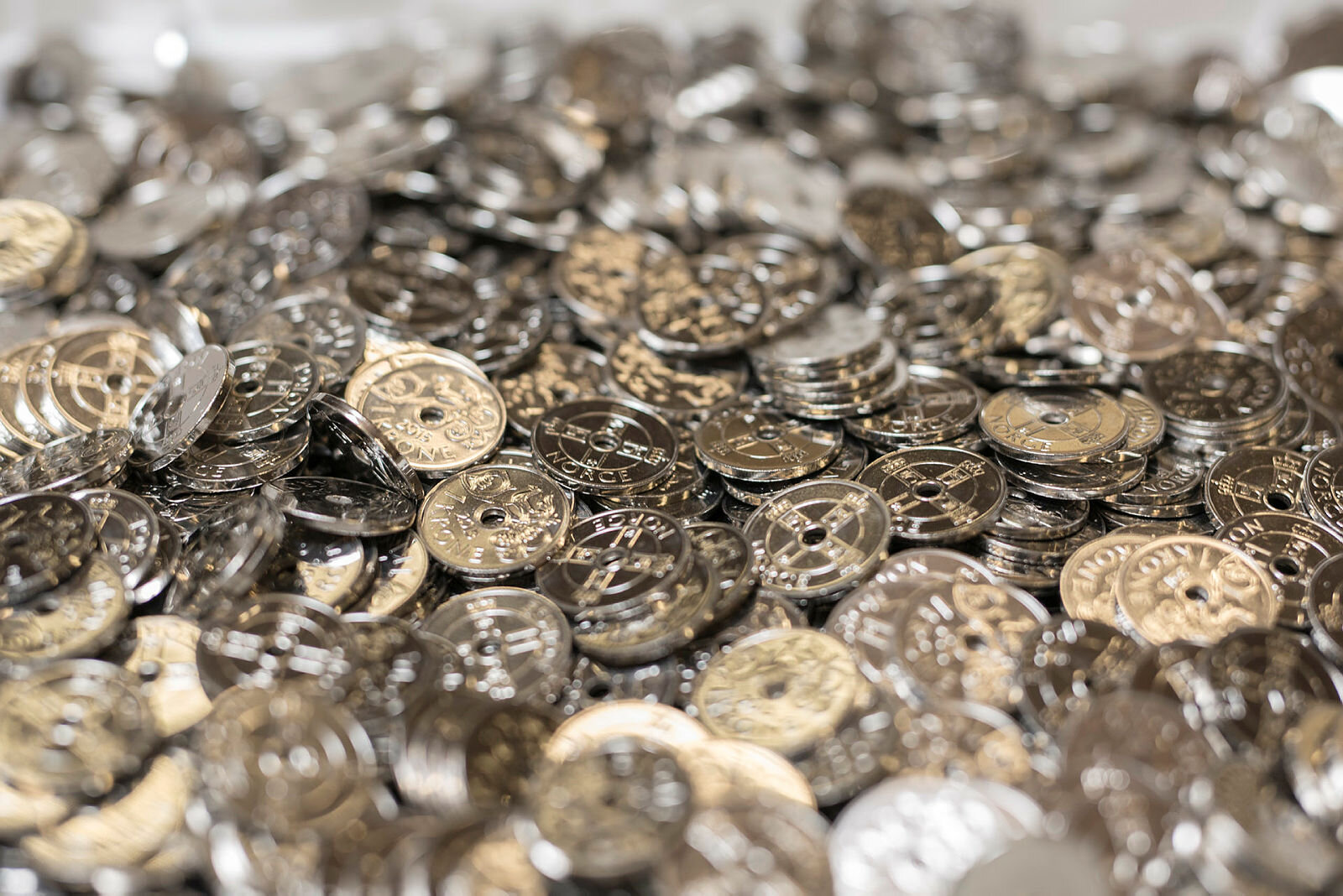 Bildet viser en haug med norske kronestykker