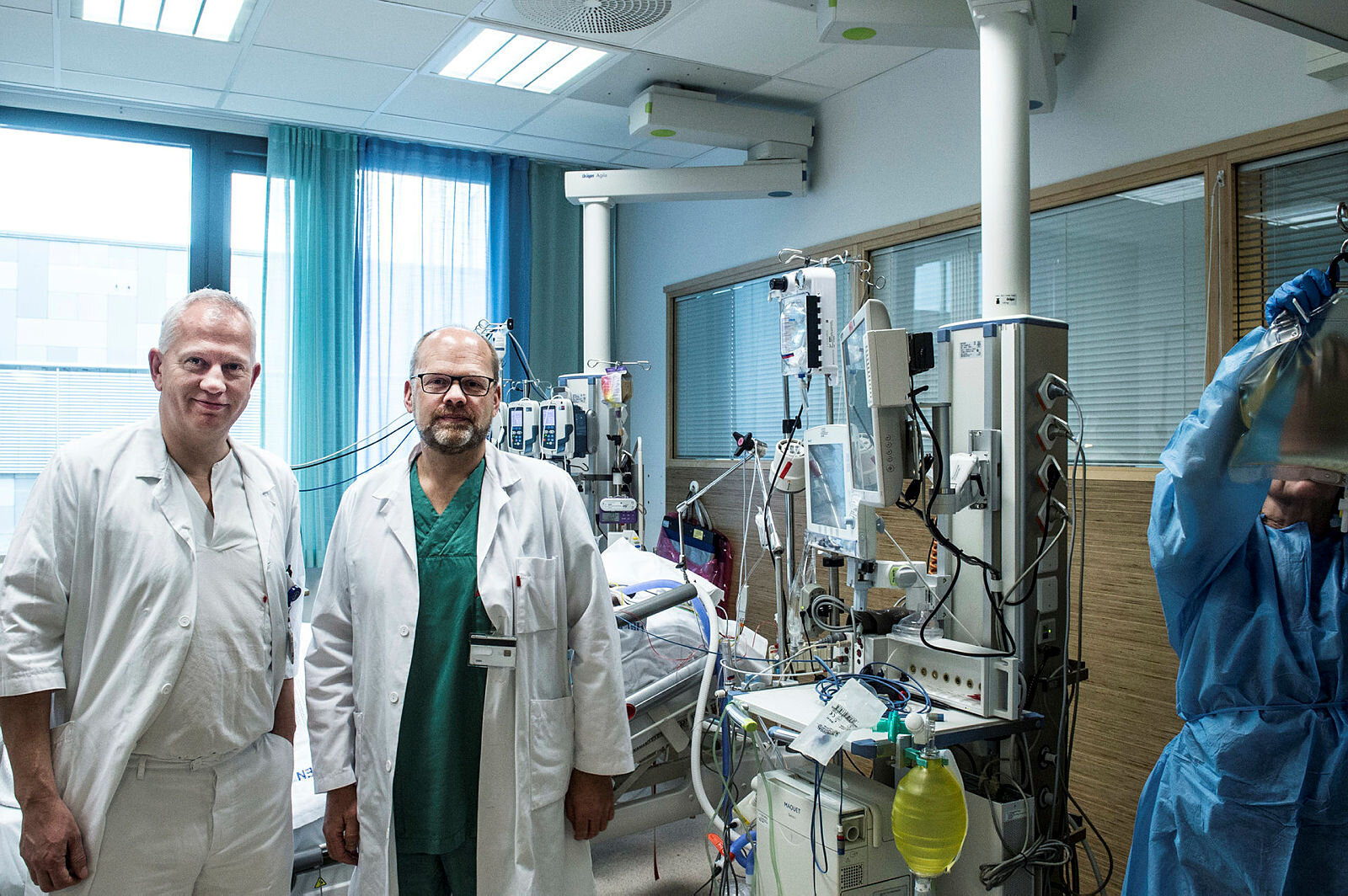 Professor i infeksjonsmedisin Jan Kristian Damås (t.v) og professor i intensivmedisin Erik Solligård ved St. Olavs hospital 