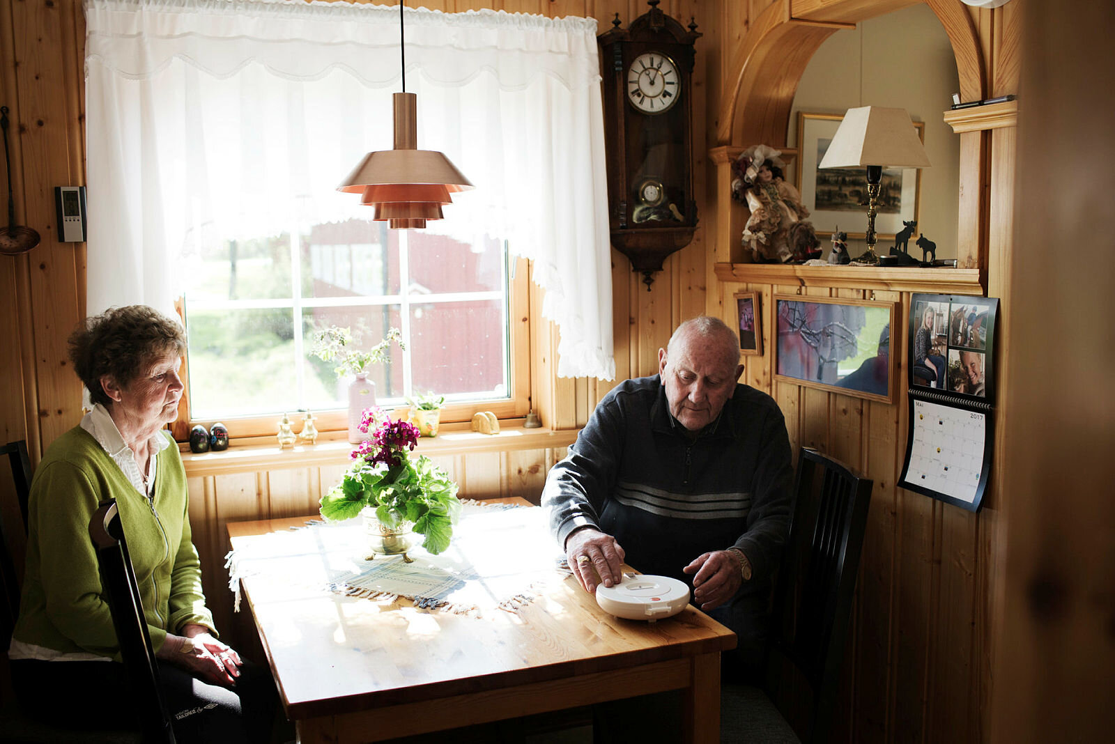Berit og Bardo Rolseth med medisindispenseren Pilly hjemme på kjøkkenet i Selbu