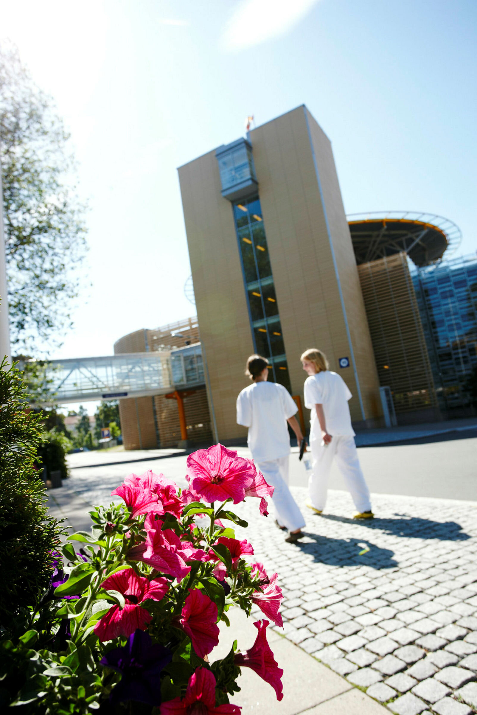 Sykepleiere som går ute en sommerdag, på Ullevål sykehus.