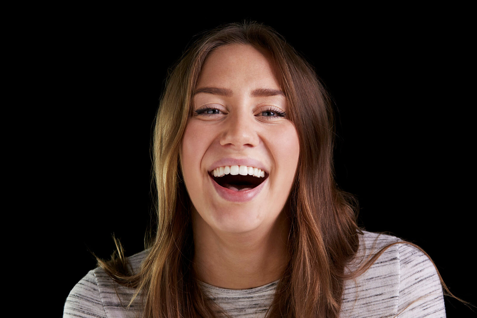 Kvinne som ler