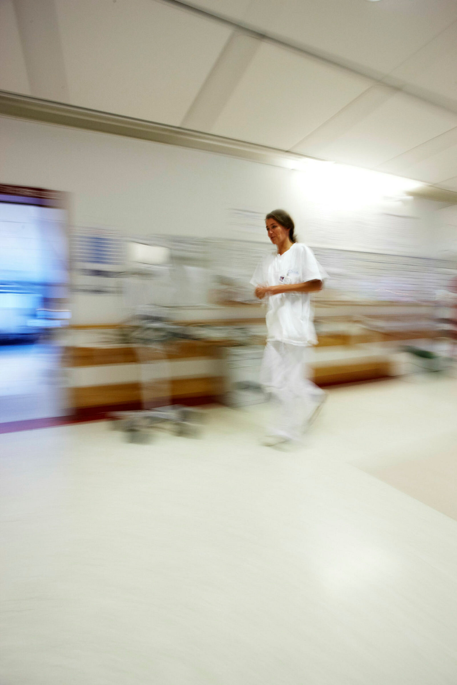 Sykepleier som løper og stresser.