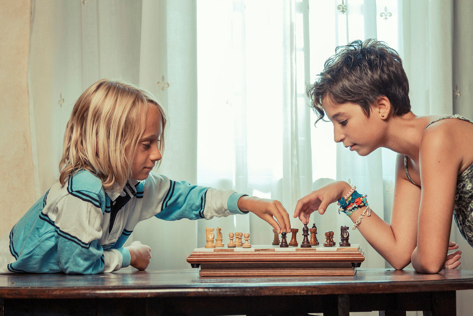 Ungdom spiller sjakk - kjønnsidentitet/trans