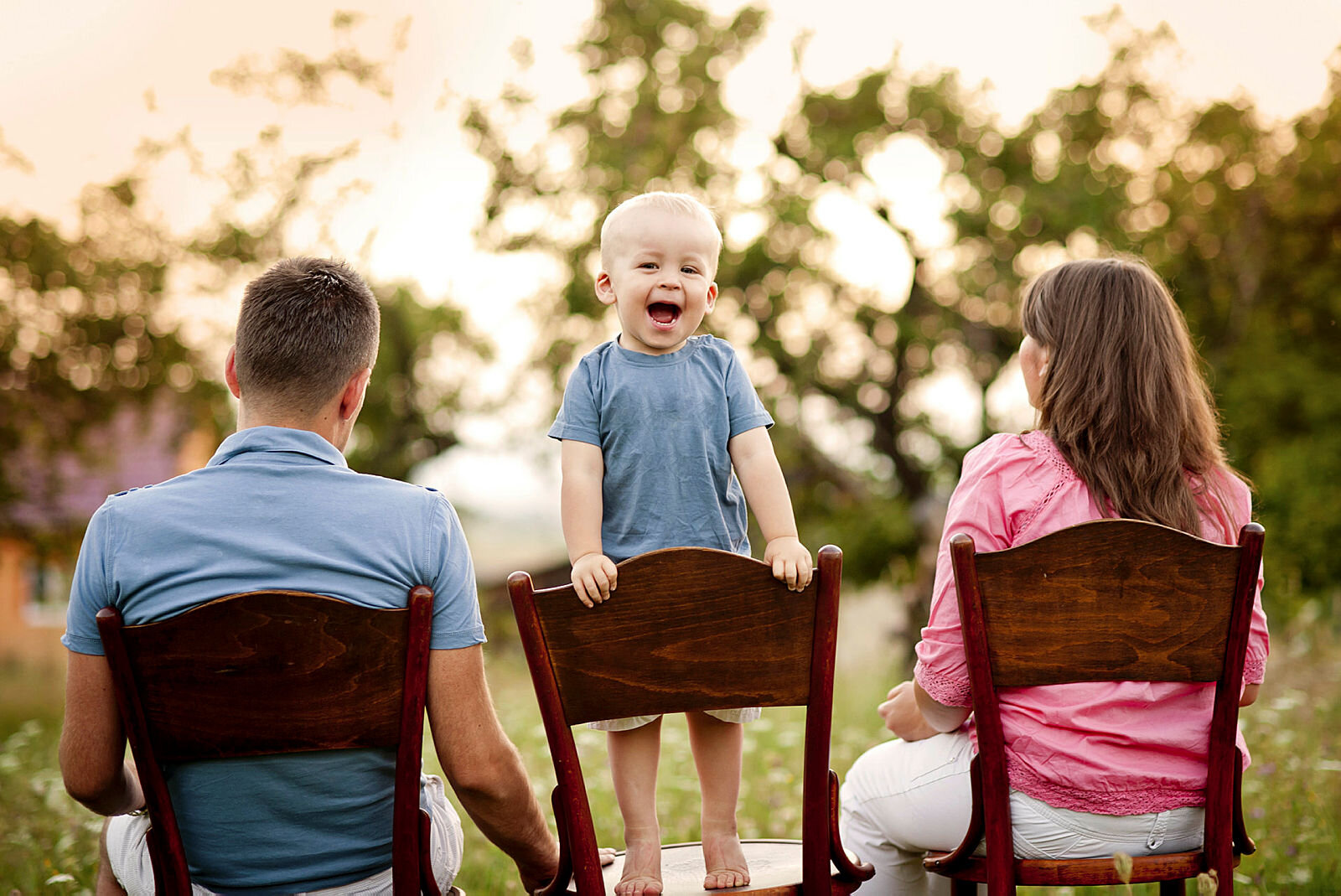 Mor, far og barn på stoler.