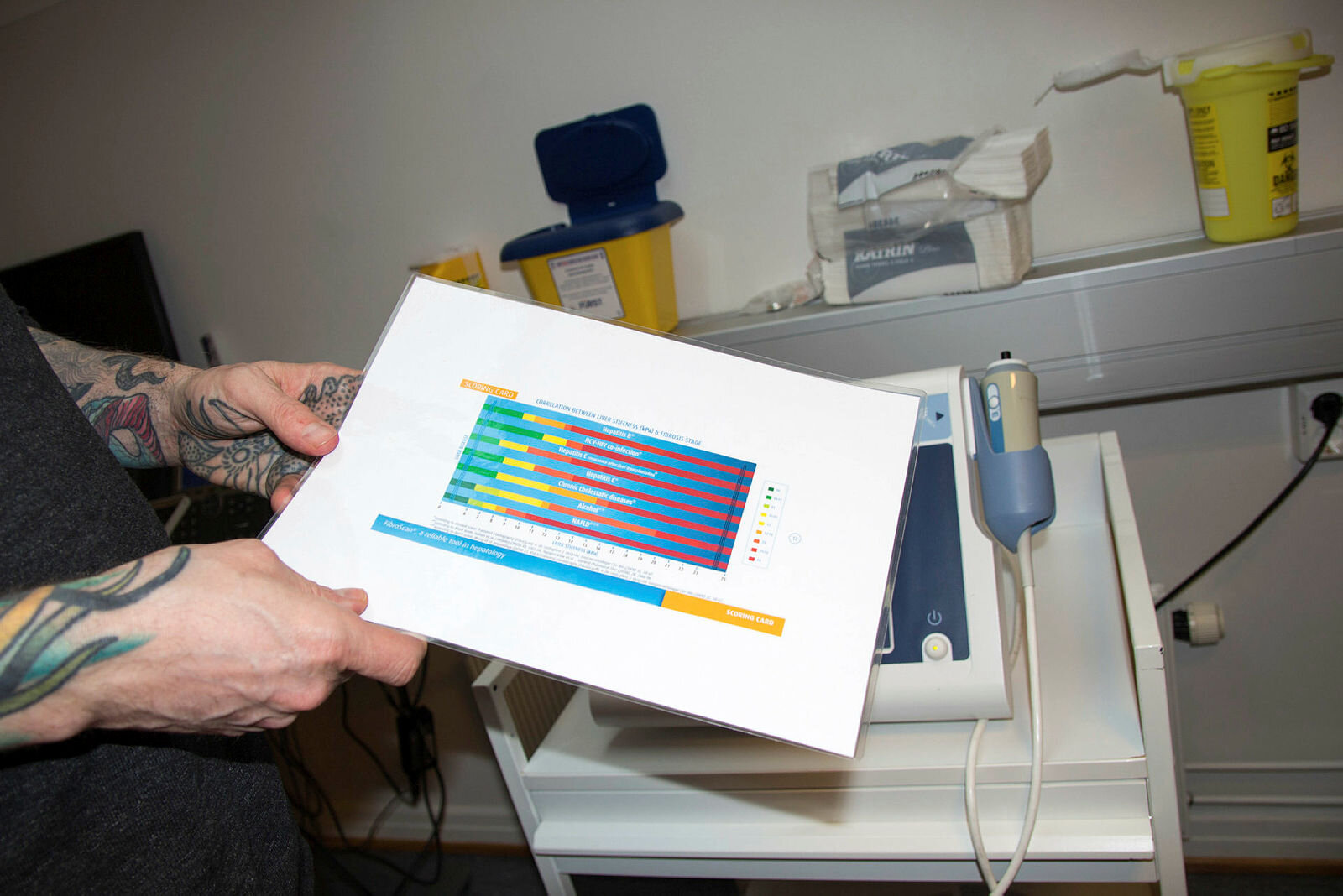 Bildet viser apparatet som brukes til å måle leverens elastisitet. Øystein Sager Backe holder et ark som viser referanseverdier.