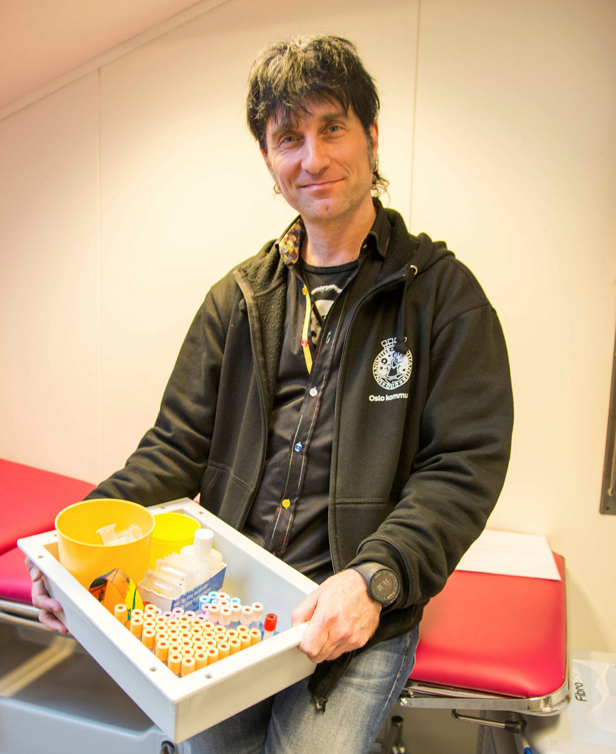 Bildet viser Tarjei Strand Foshaug, som holder en boks med utstyr til å ta blodprøver.